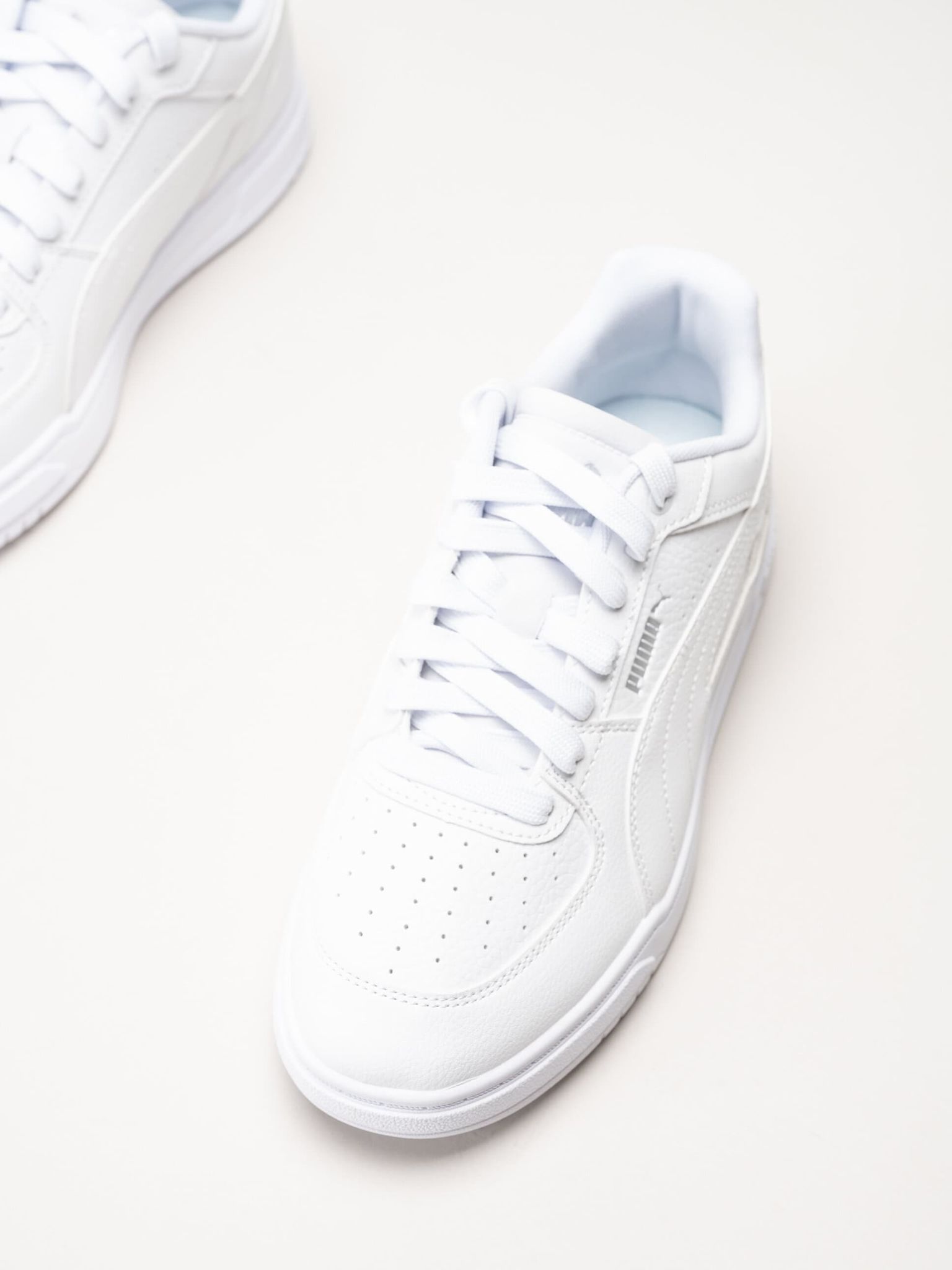 Puma - Caven III - Vita sneakers i skinnimitation