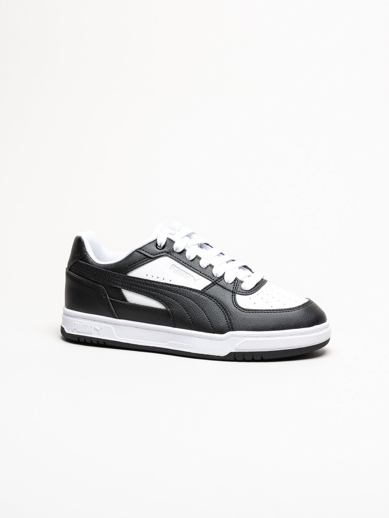 Puma - Caven III - Svartvita sneakers i skinnimitation