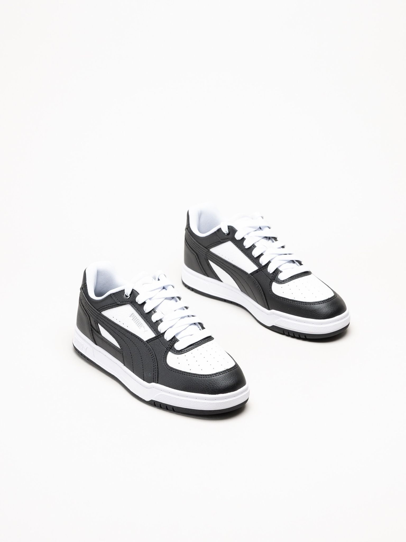 Puma - Caven III - Svartvita sneakers i skinnimitation