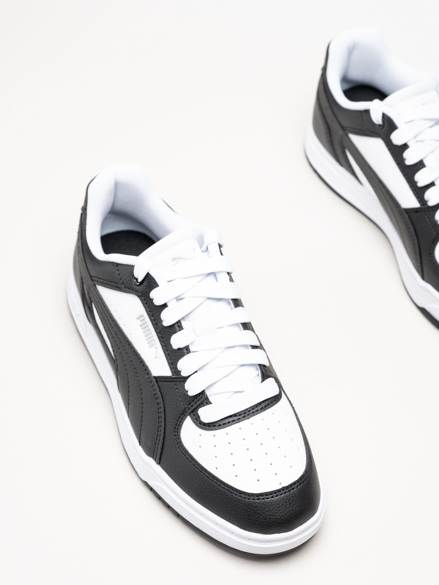 Puma - Caven III - Svartvita sneakers i skinnimitation