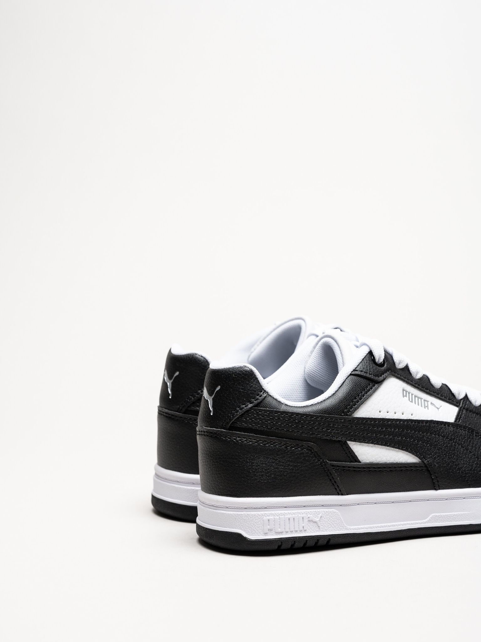 Puma - Caven III - Svartvita sneakers i skinnimitation