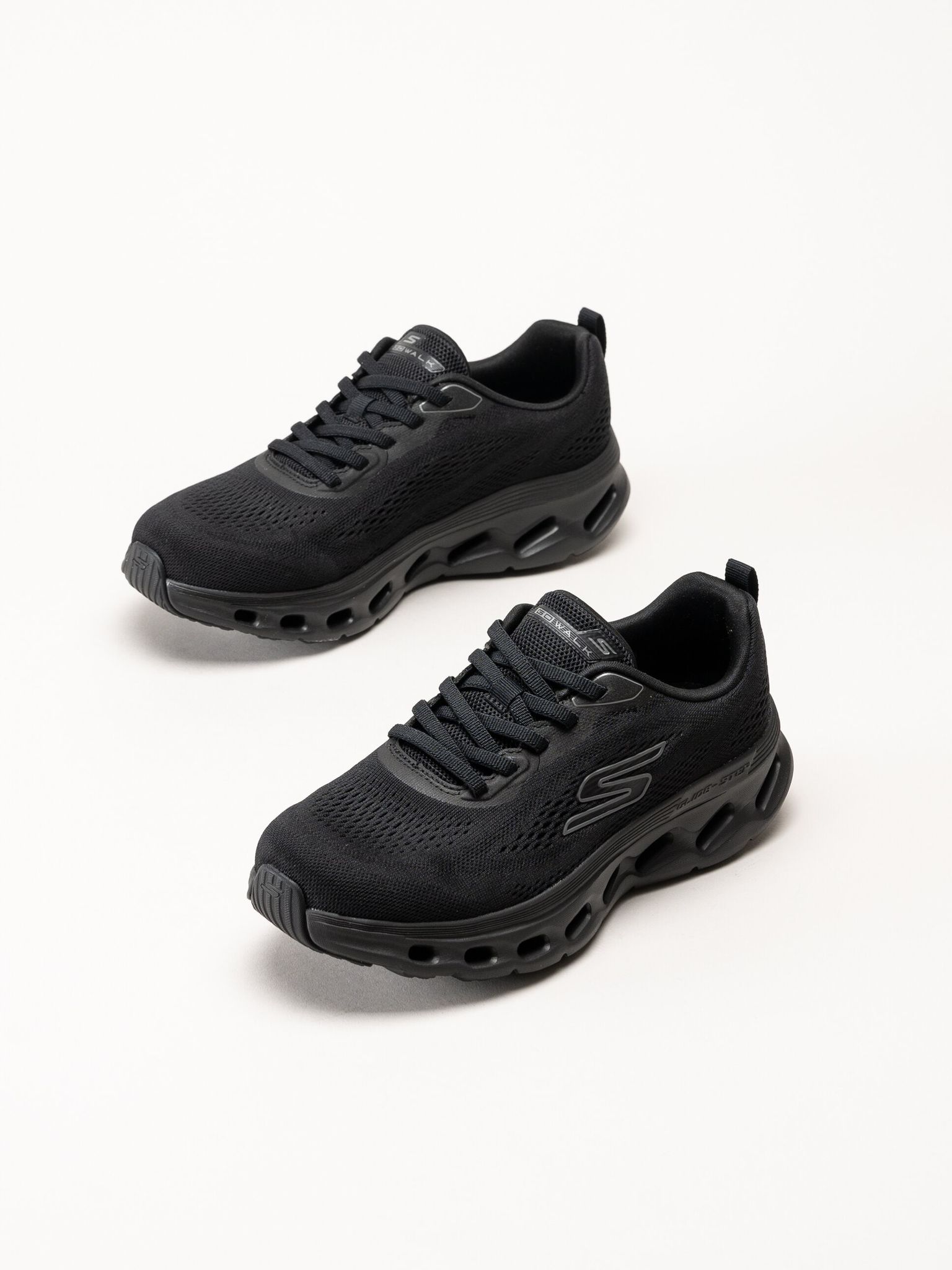 Skechers - Go Walk Glide-Step 2.0 - Svarta sneakers i mesh