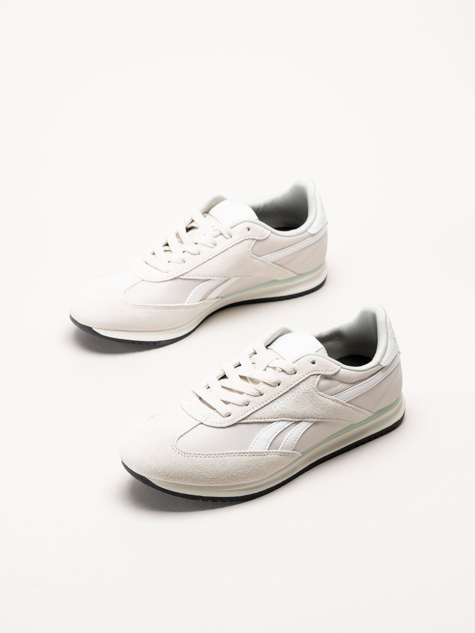 Reebok - World 70 - Beige sneakers i nylon och mocka