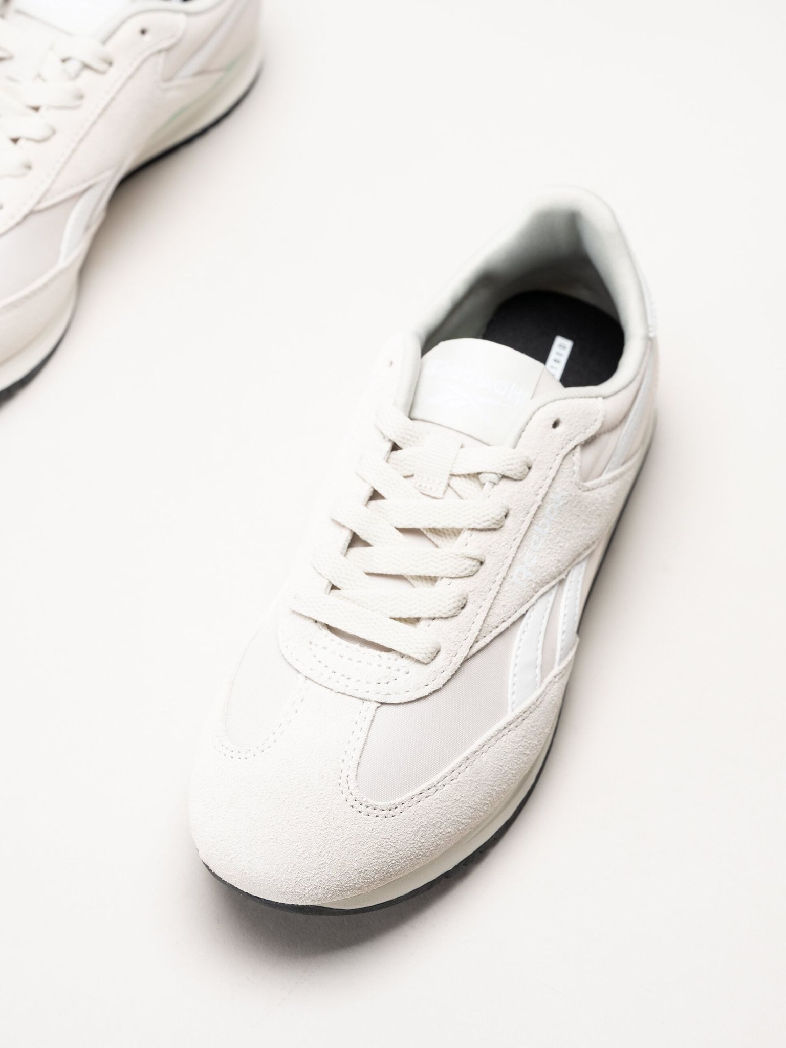 Reebok - World 70 - Beige sneakers i nylon och mocka