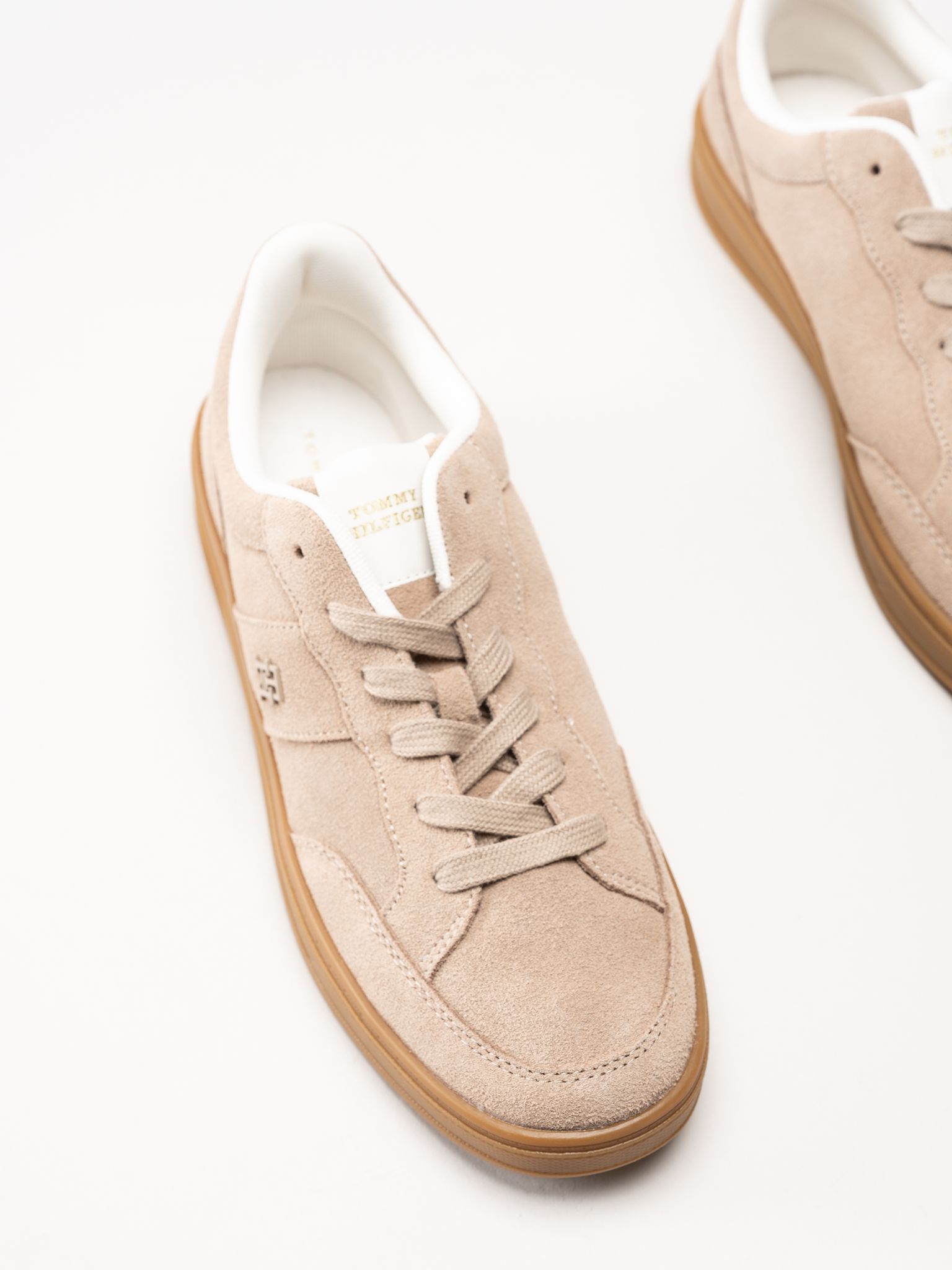 Tommy Hilfiger - TH Heritage Court Sneaker Sued - Beige sneakers i mocka