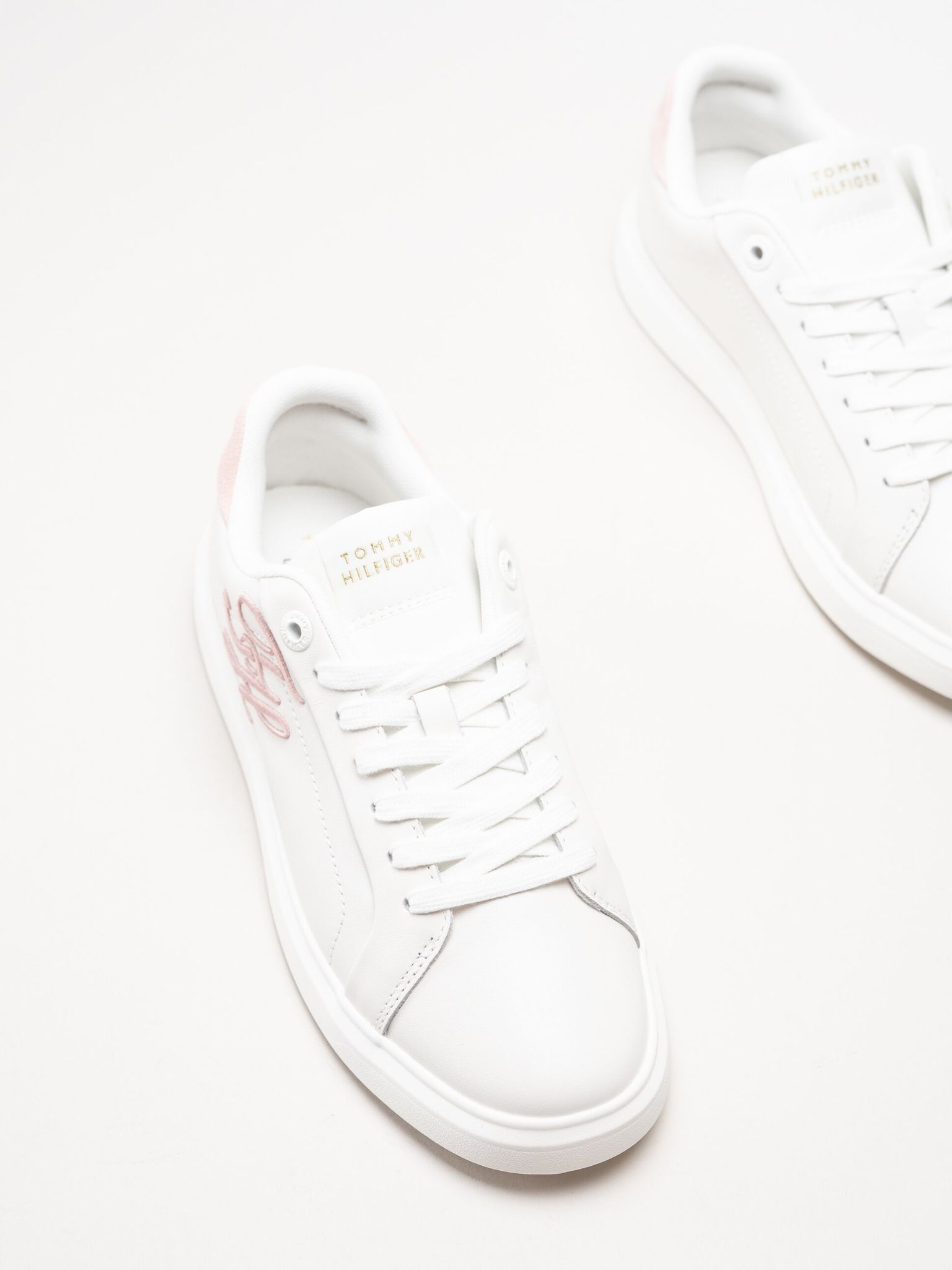 Tommy Hilfiger - Icon Court Script - Vita sneakers i skinn