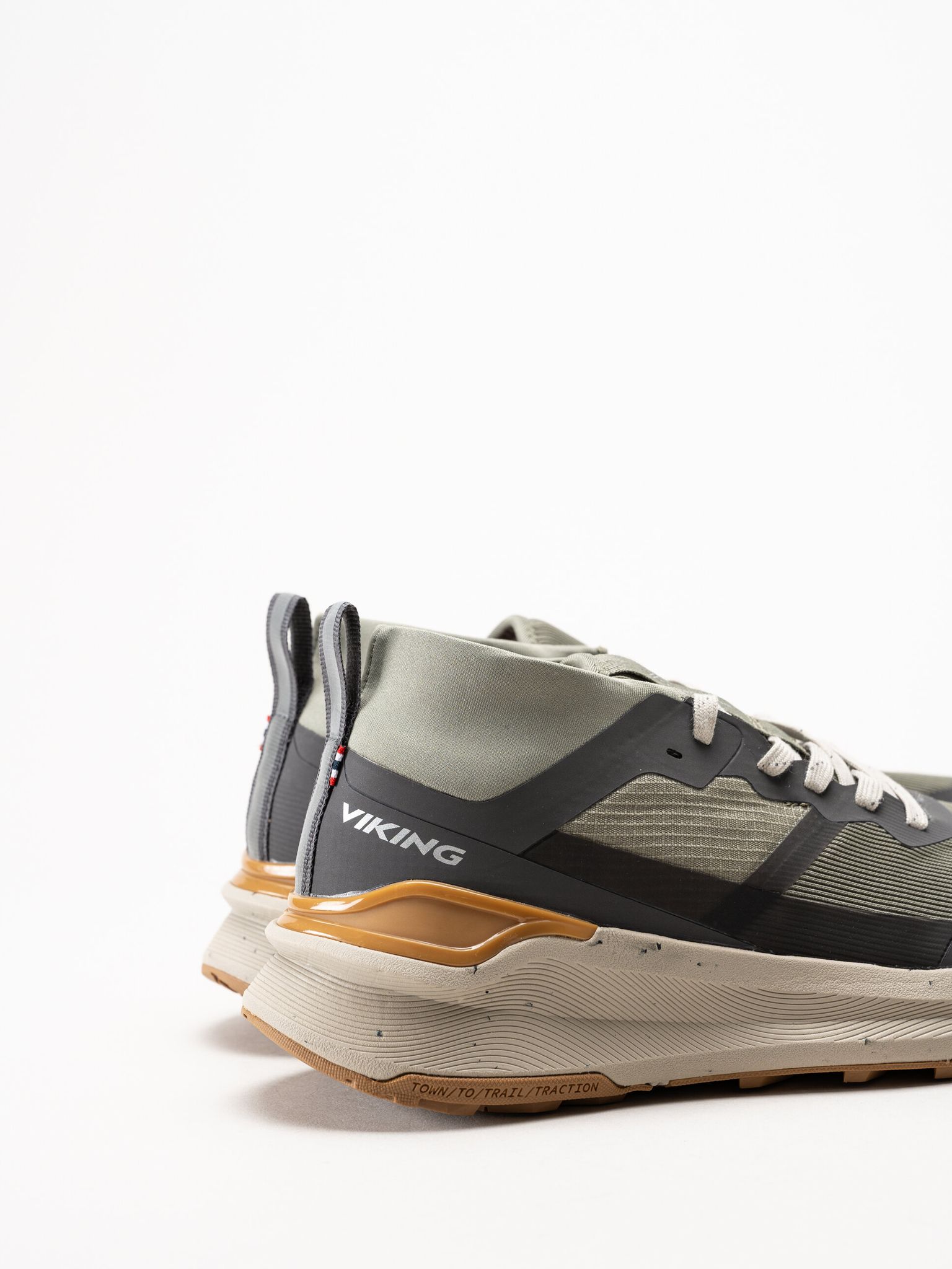Viking Footwear - Her Momentum - Gröna sneakers med GoreTex