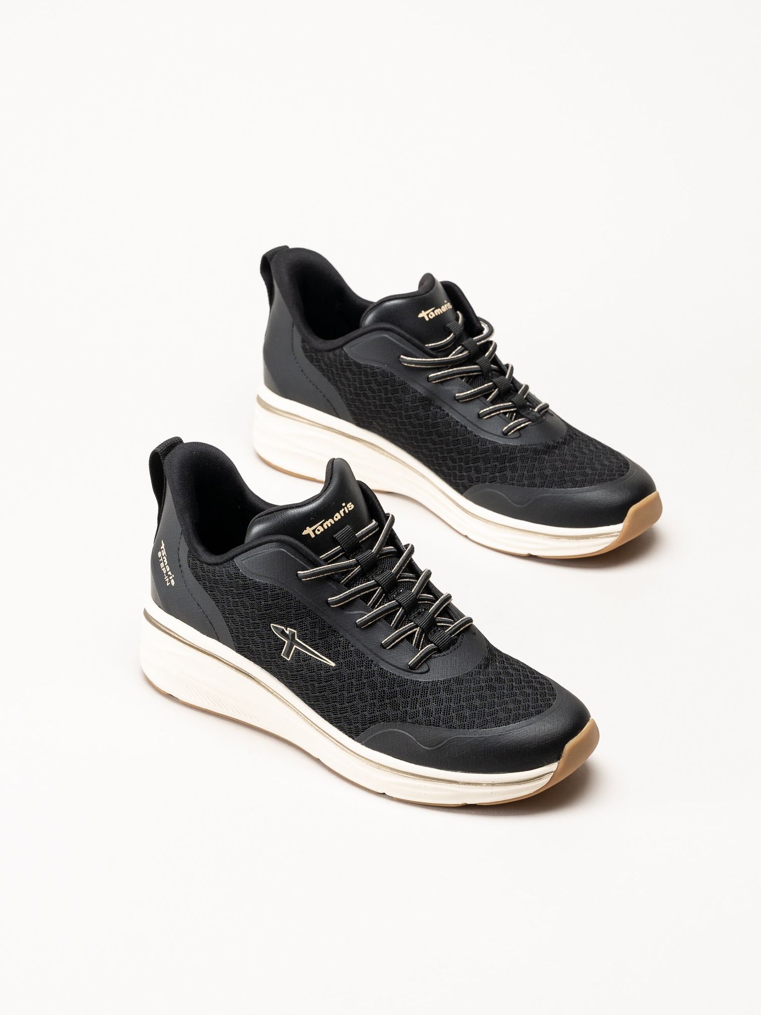 Tamaris - Svarta sneakers med kilklack