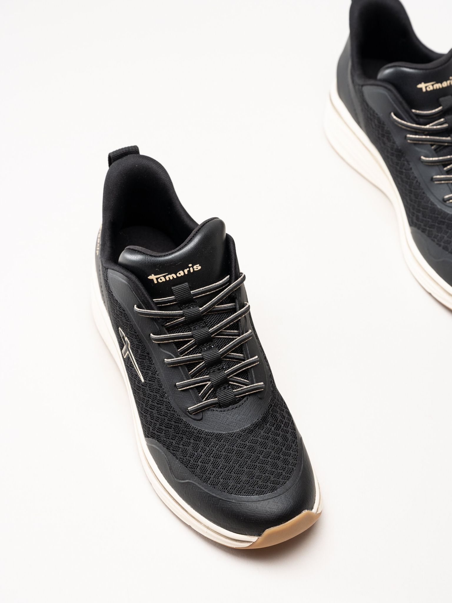 Tamaris - Svarta sneakers med kilklack