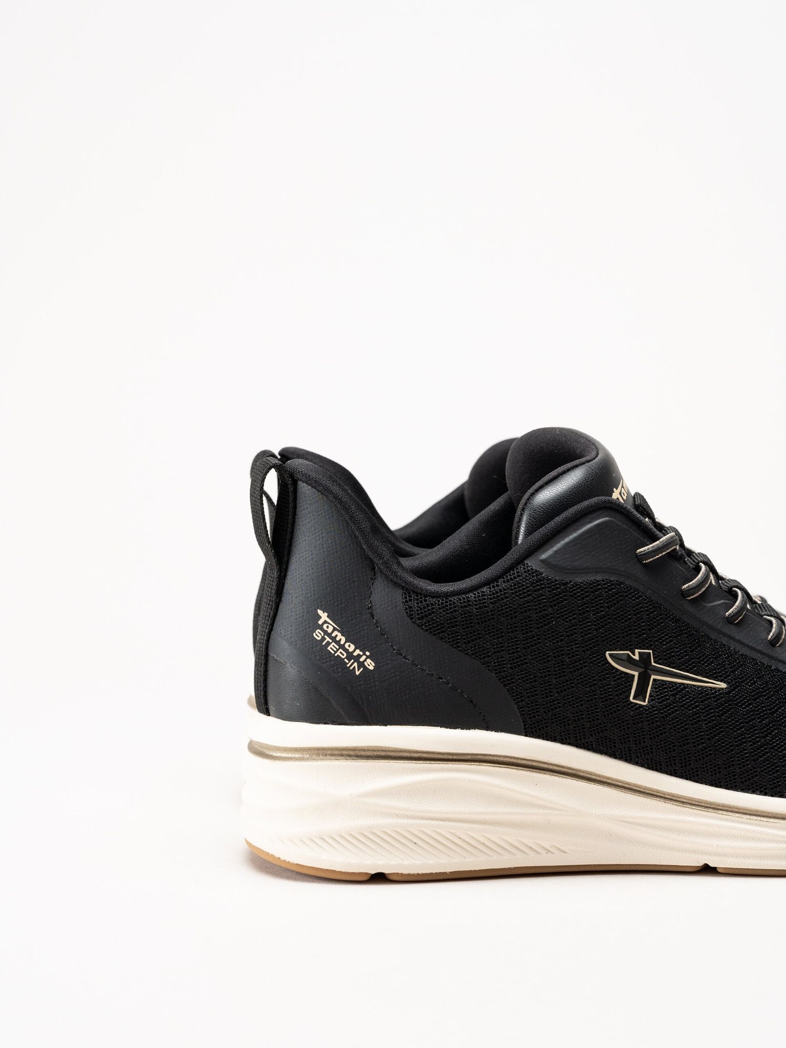 Tamaris - Svarta sneakers med kilklack