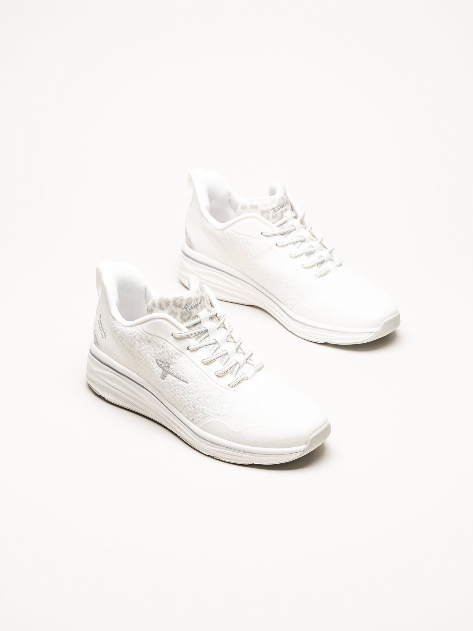 Tamaris - Vita sneakers med kilklack