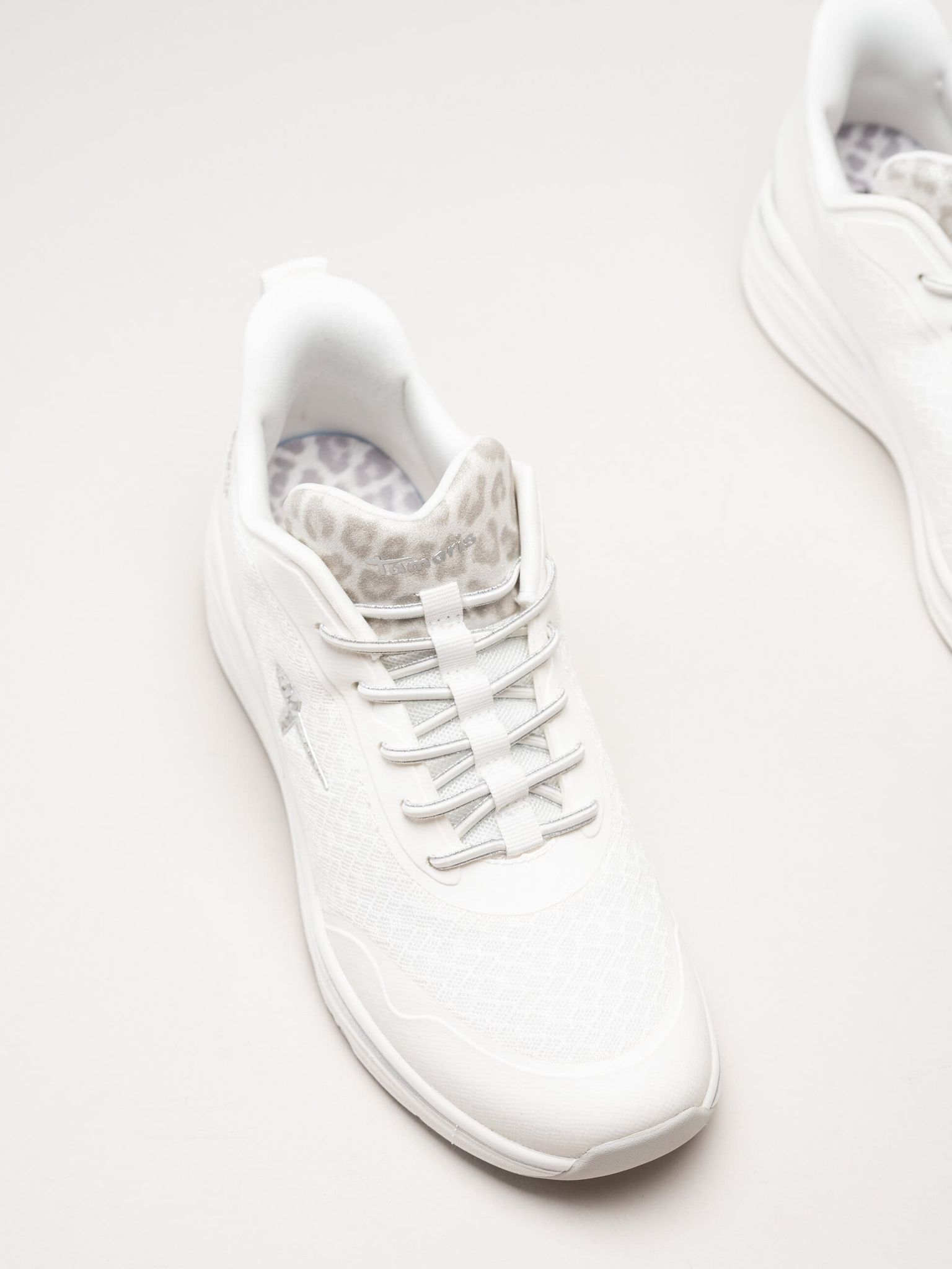 Tamaris - Vita sneakers med kilklack