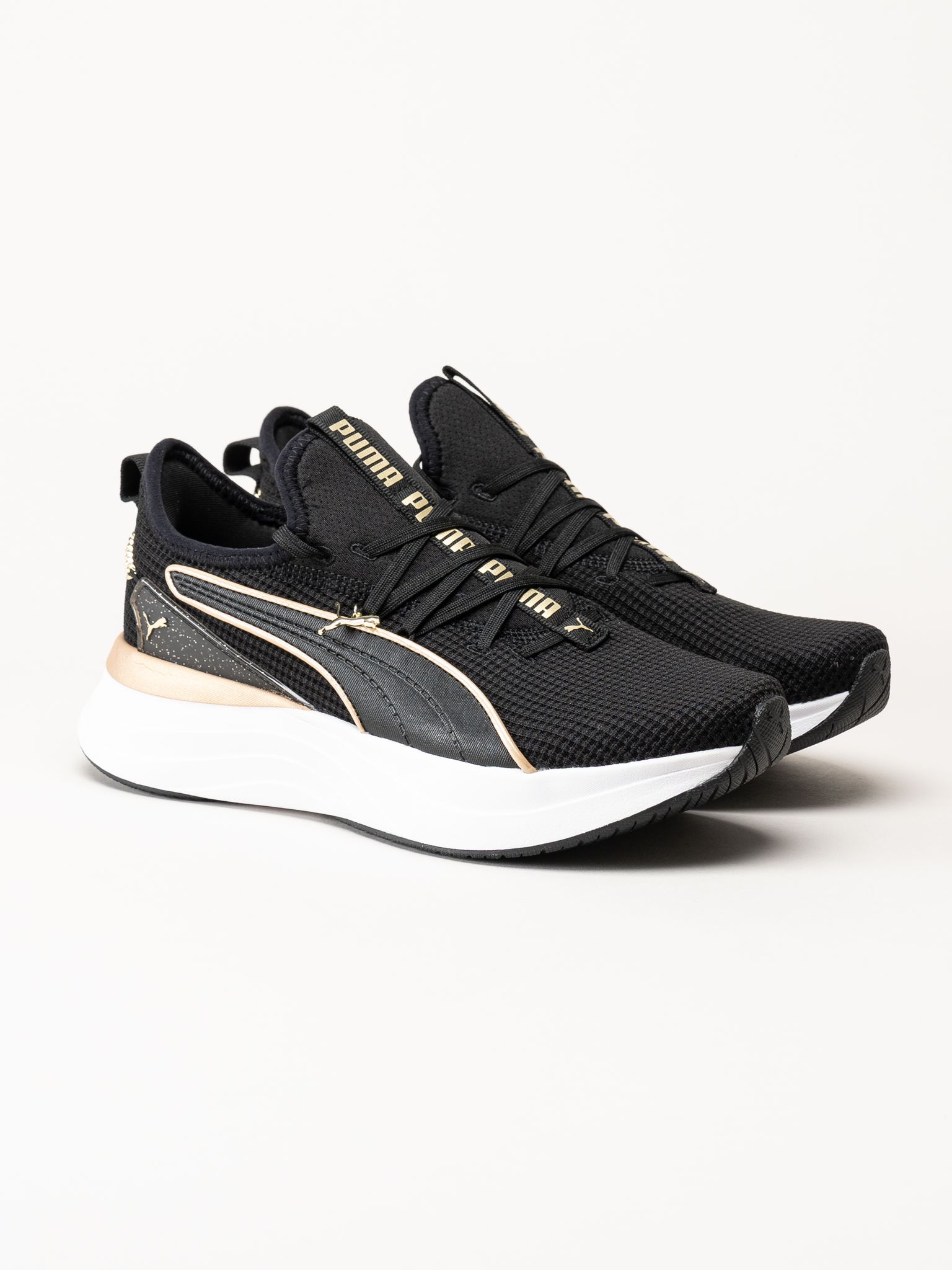 Puma - Softride Sabrina - Svarta sneakers
