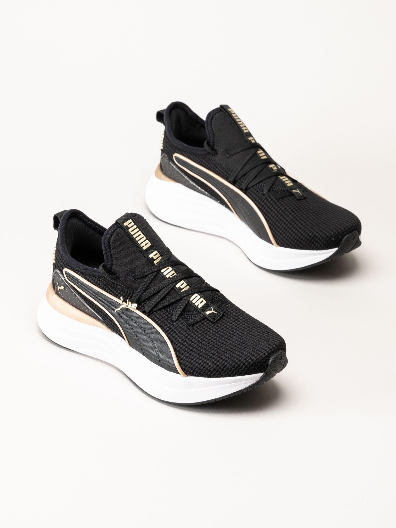 Puma - Softride Sabrina - Svarta sneakers