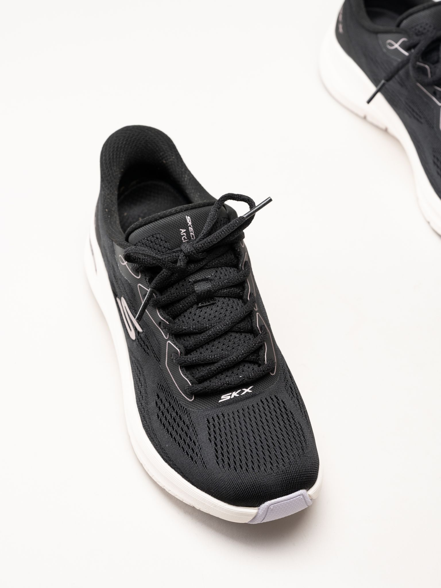 Skechers - Arch Fit 2.0 - Svarta slip-ins sneakers