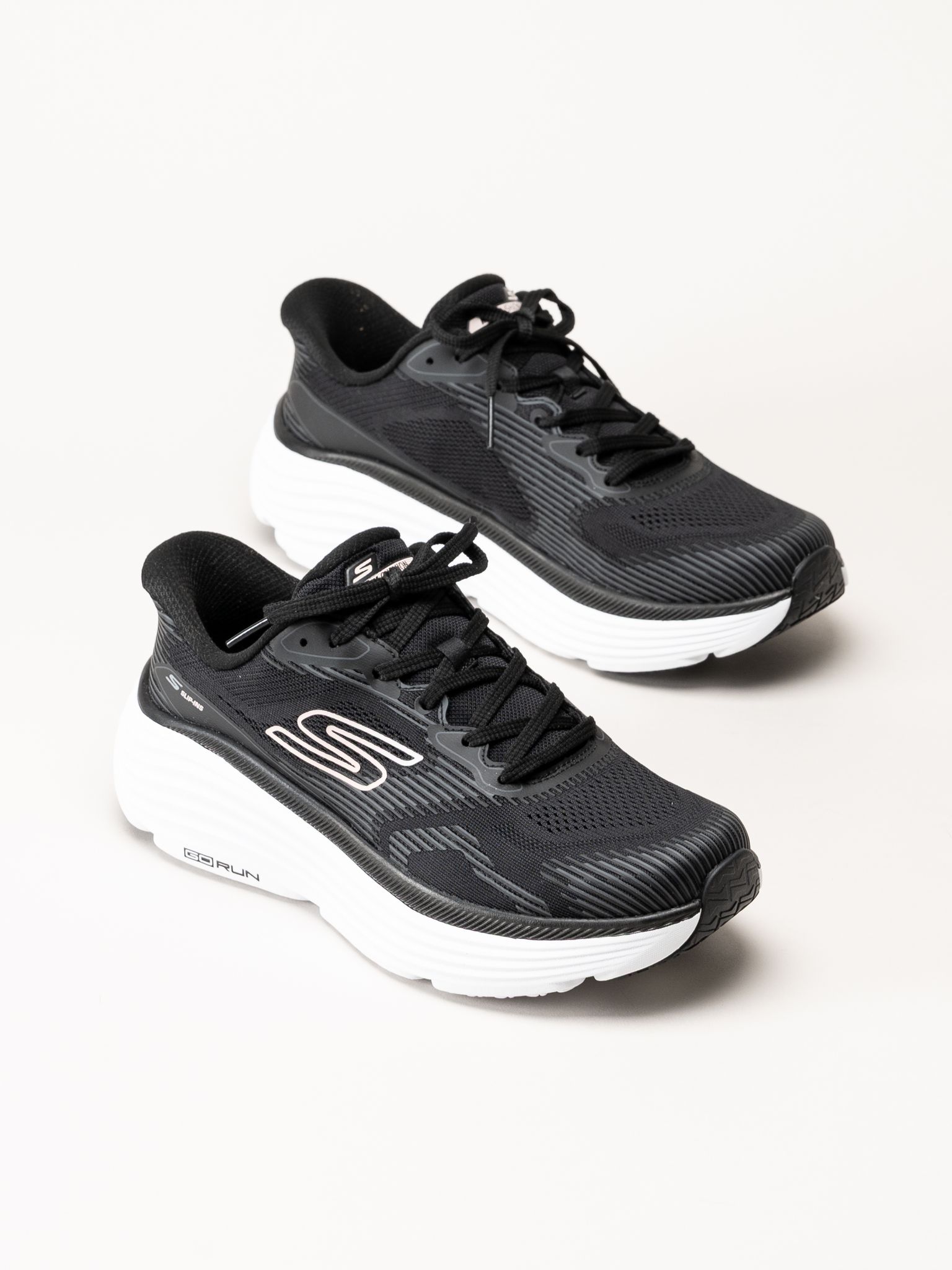 Skechers - Max Cushioning - Svarta slip in sneakers