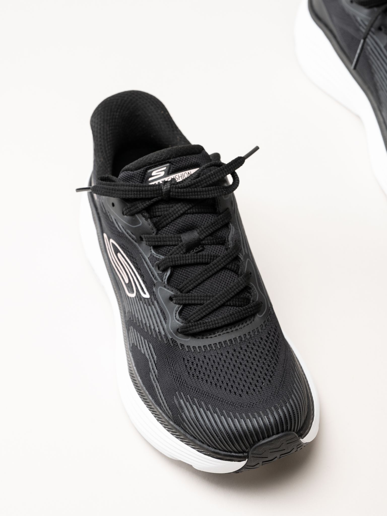 Skechers - Max Cushioning - Svarta slip in sneakers