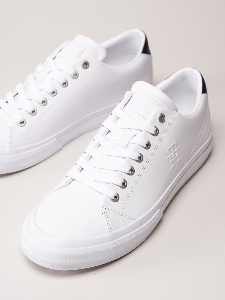 Tommy Hilfiger - TH Hi Vulc Street low Lth ESS - Vita sneakers i skinn