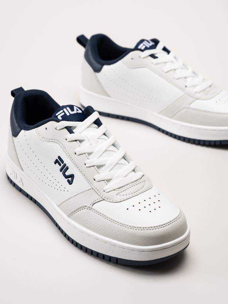 FILA - Rega - Vita sneakers i skinnimitation
