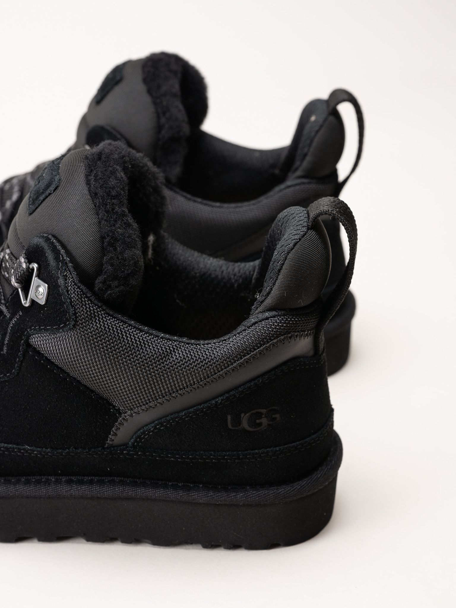 UGG - M Lowmel - Svarta ullfodrade sneakers