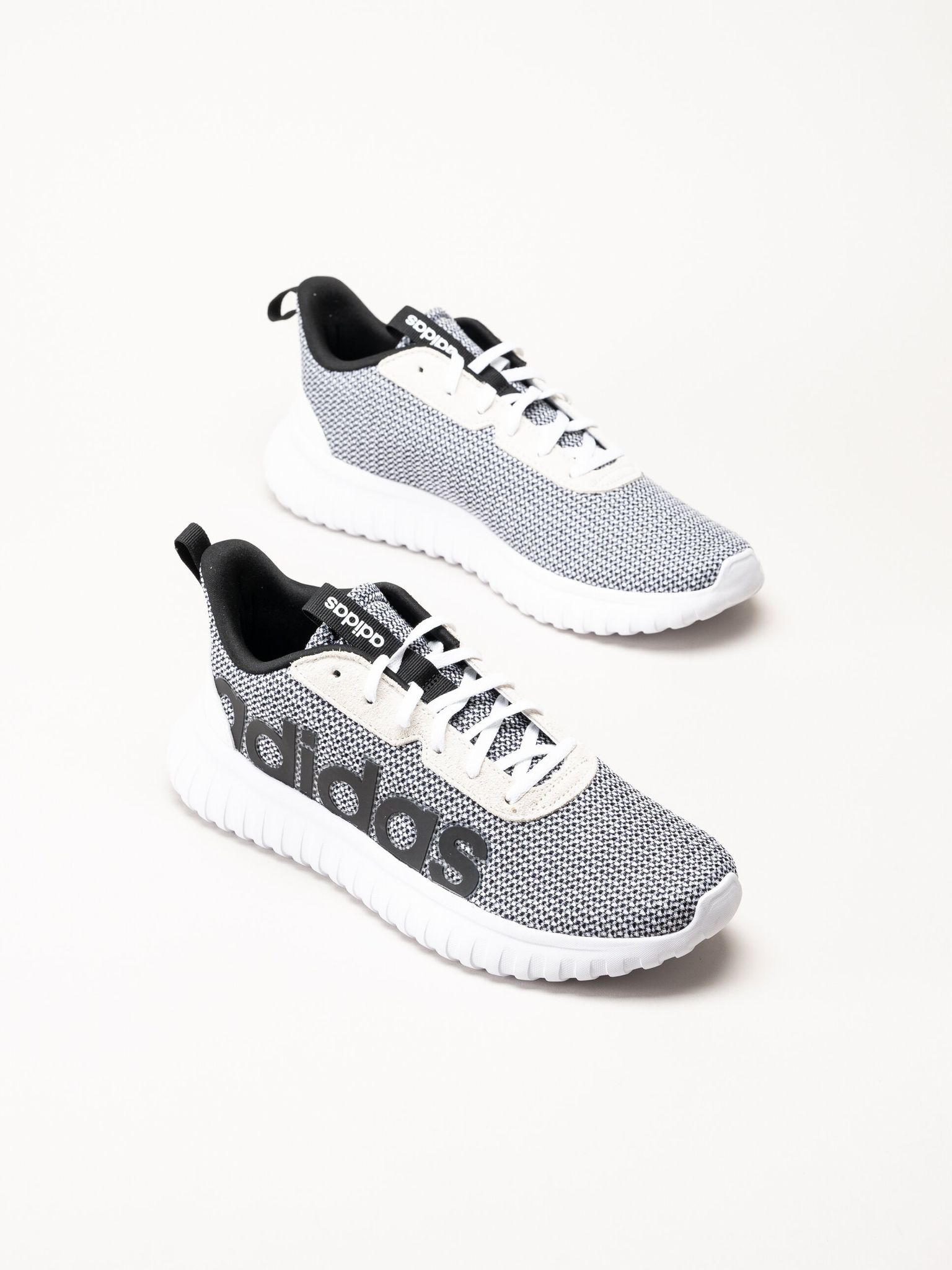 Adidas - Kaptir Base - Svartvita sneakers i textil