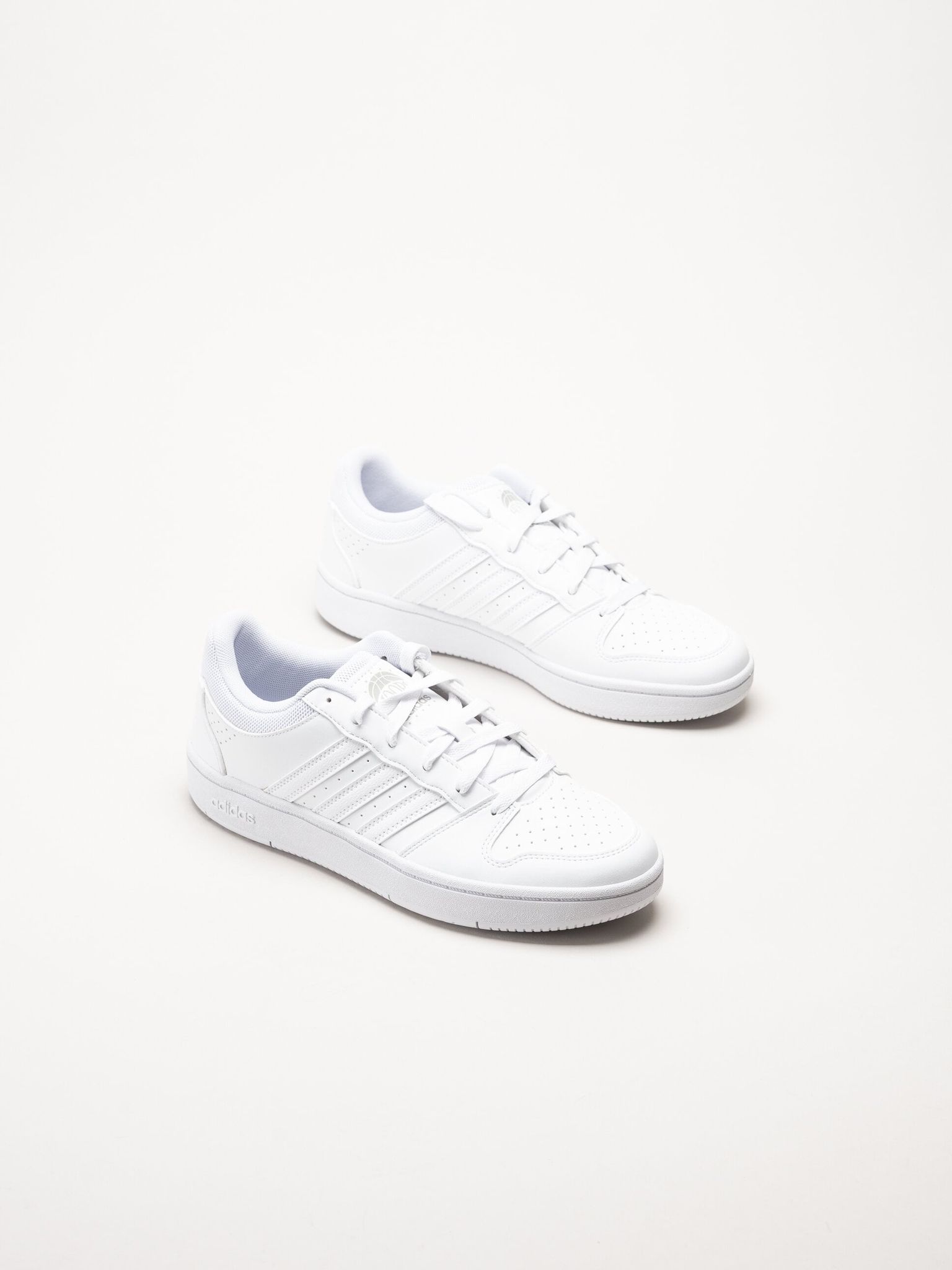 Adidas - Hoops Classic - Vita sneakers i skinnimitation