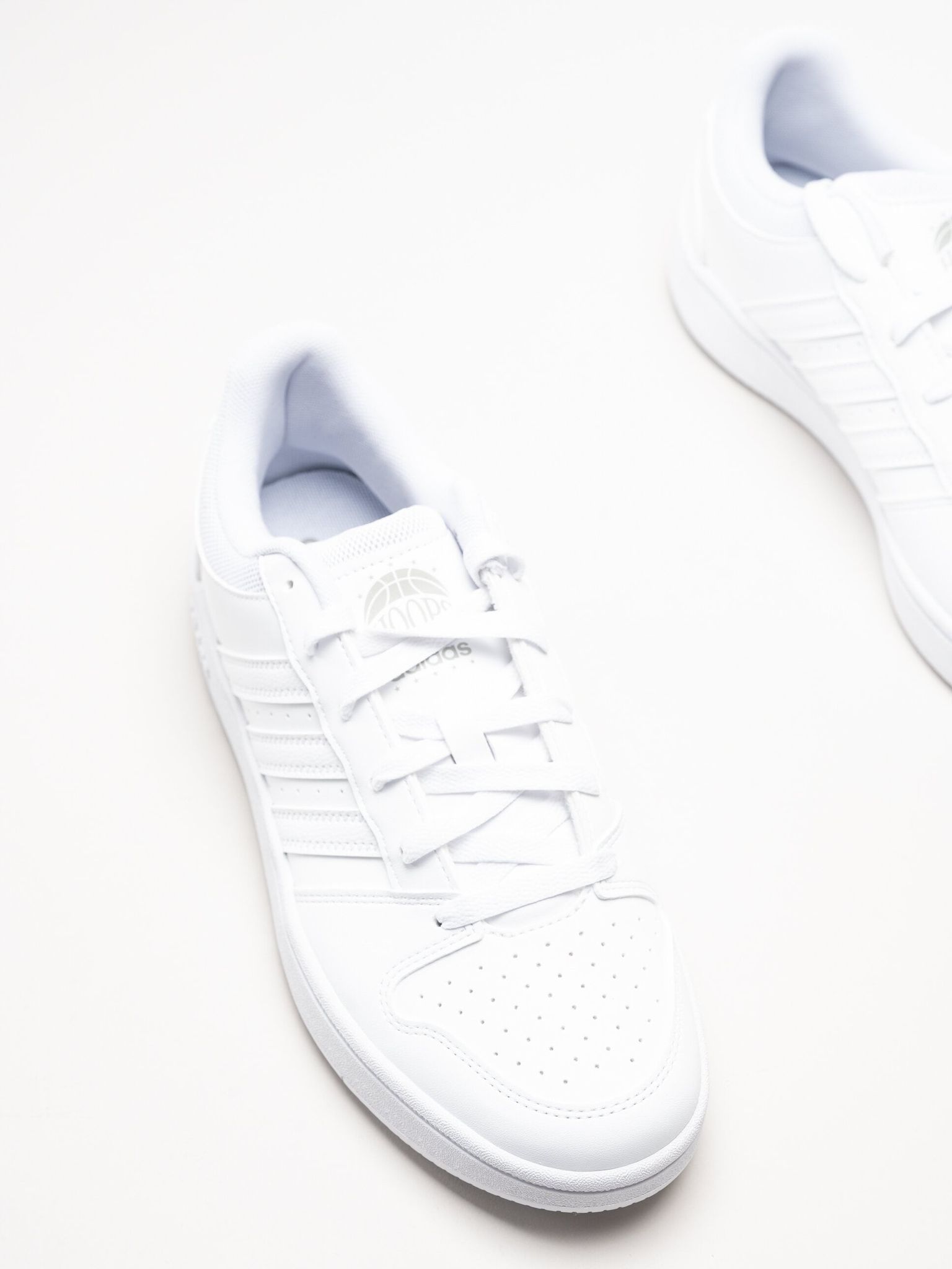 Adidas - Hoops Classic - Vita sneakers i skinnimitation