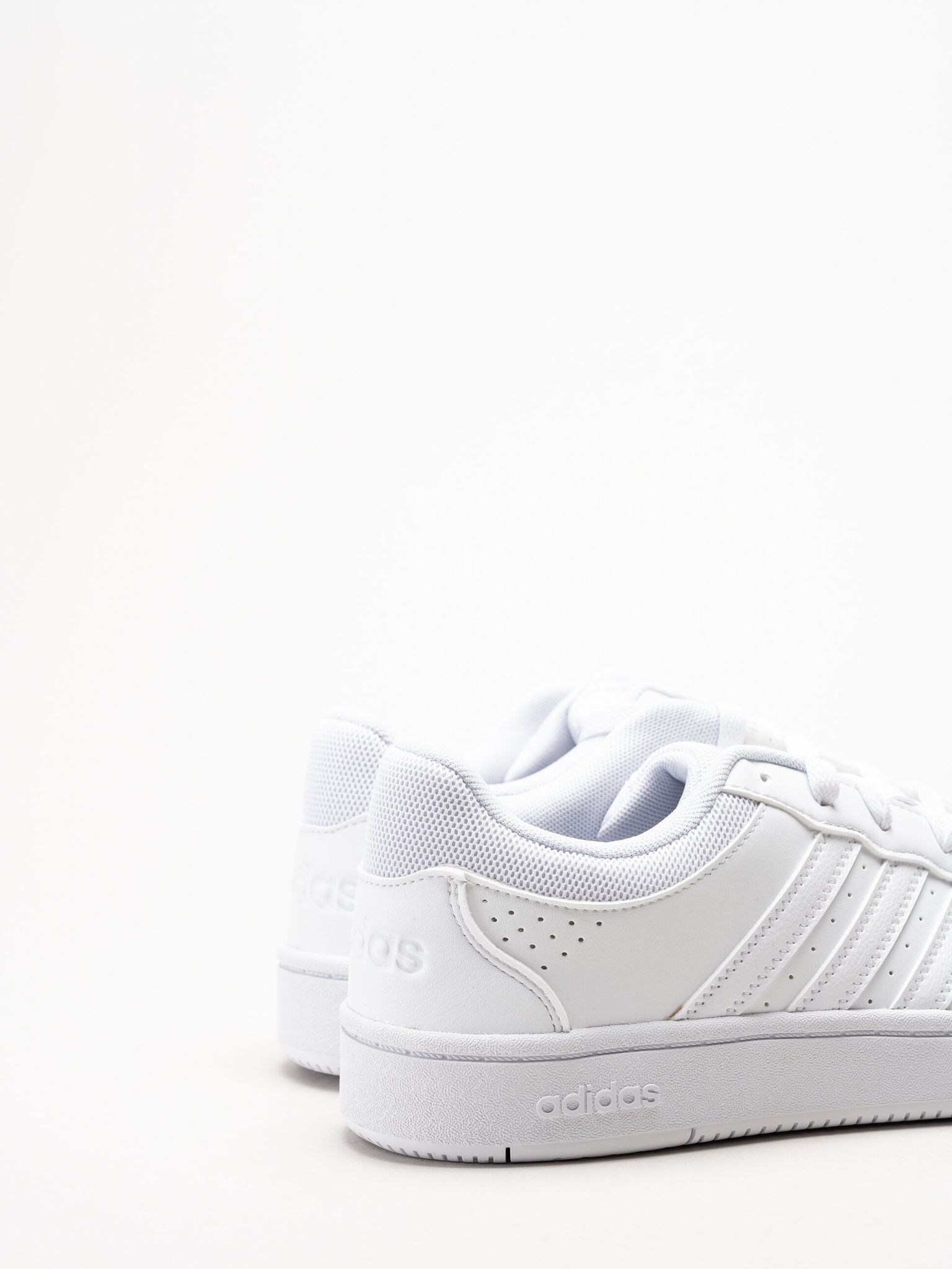 Adidas - Hoops Classic - Vita sneakers i skinnimitation