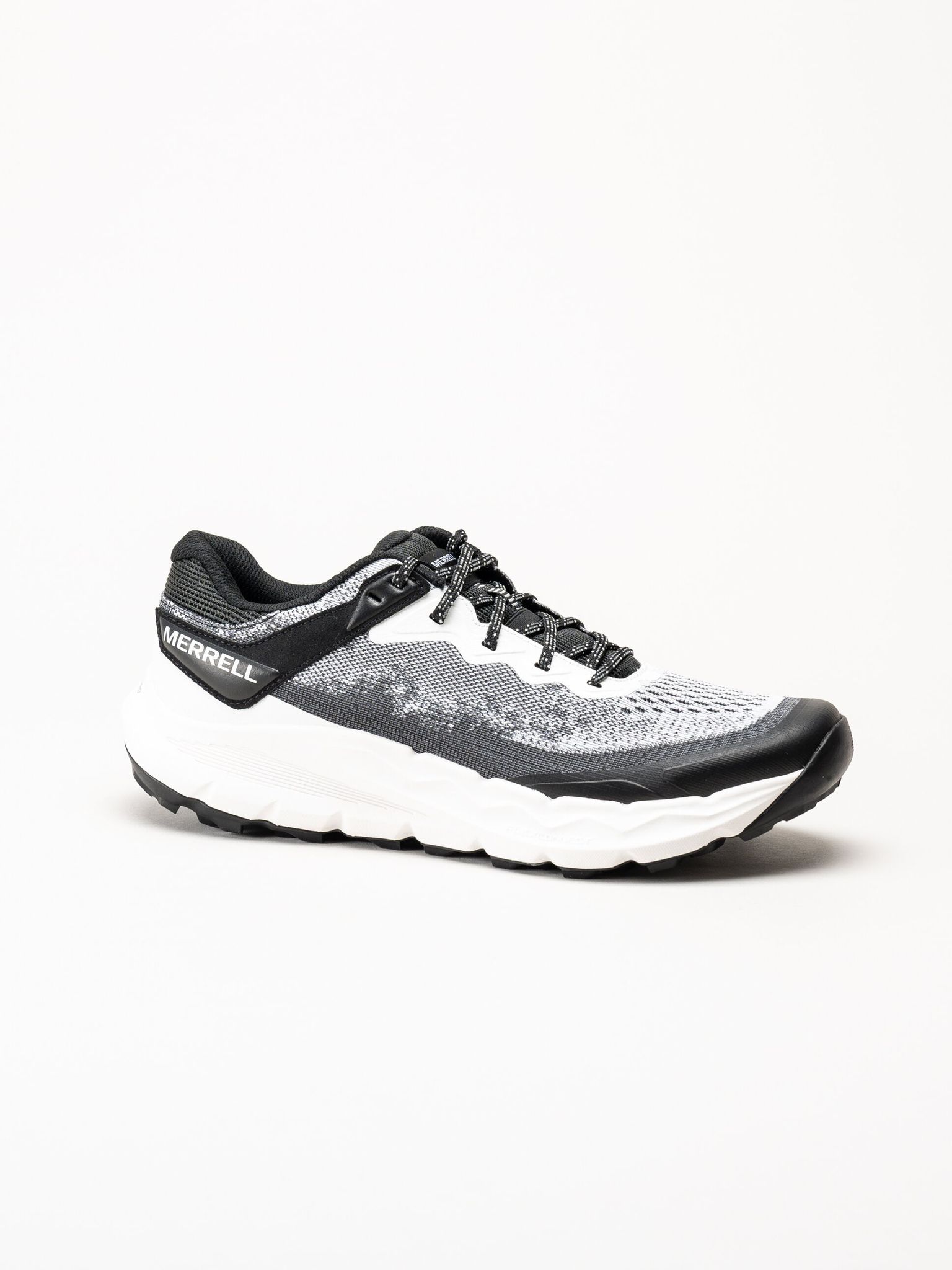 Merrell - Nova 4 - Svartvita sneakers i mesh