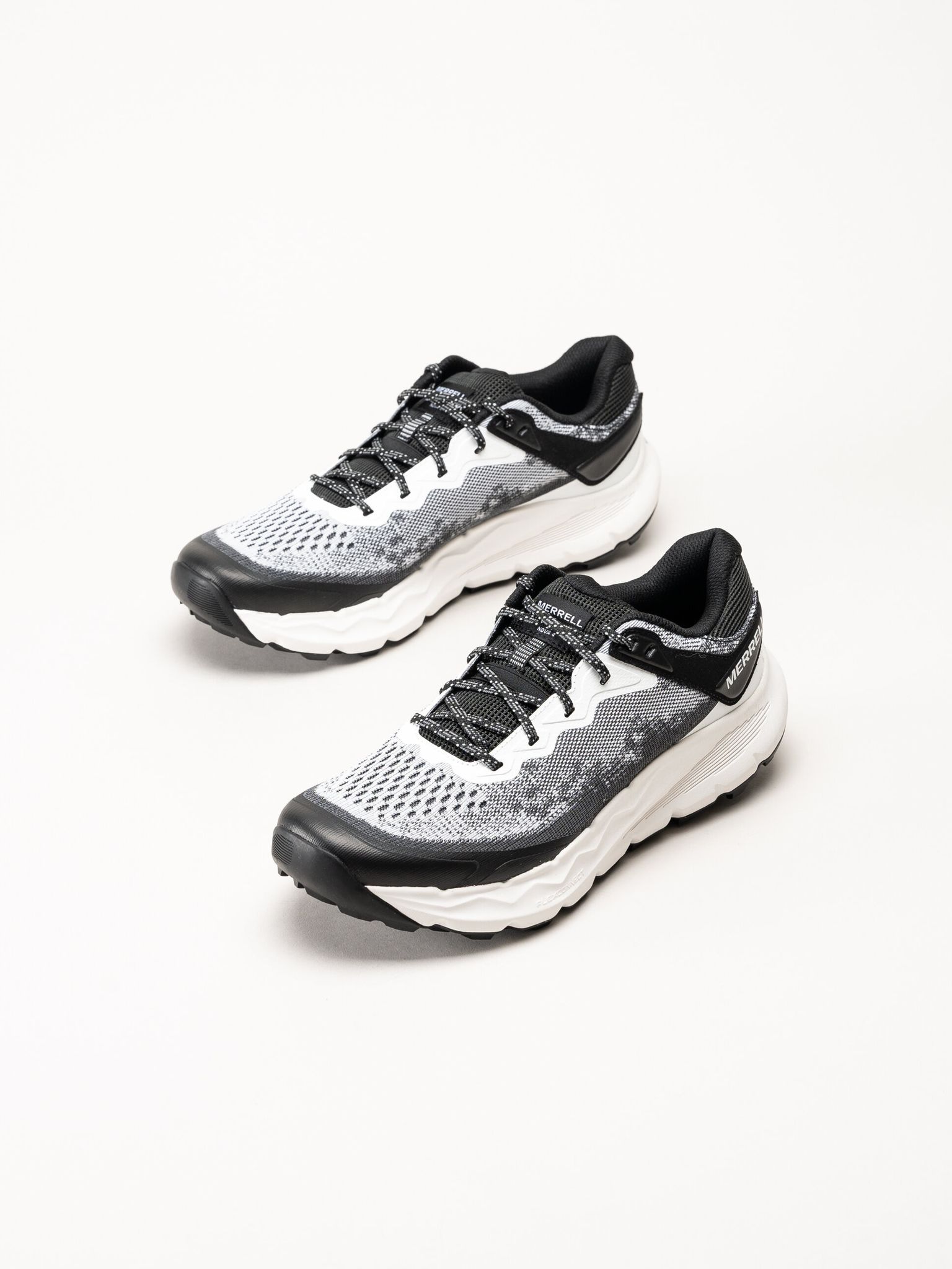 Merrell - Nova 4 - Svartvita sneakers i mesh