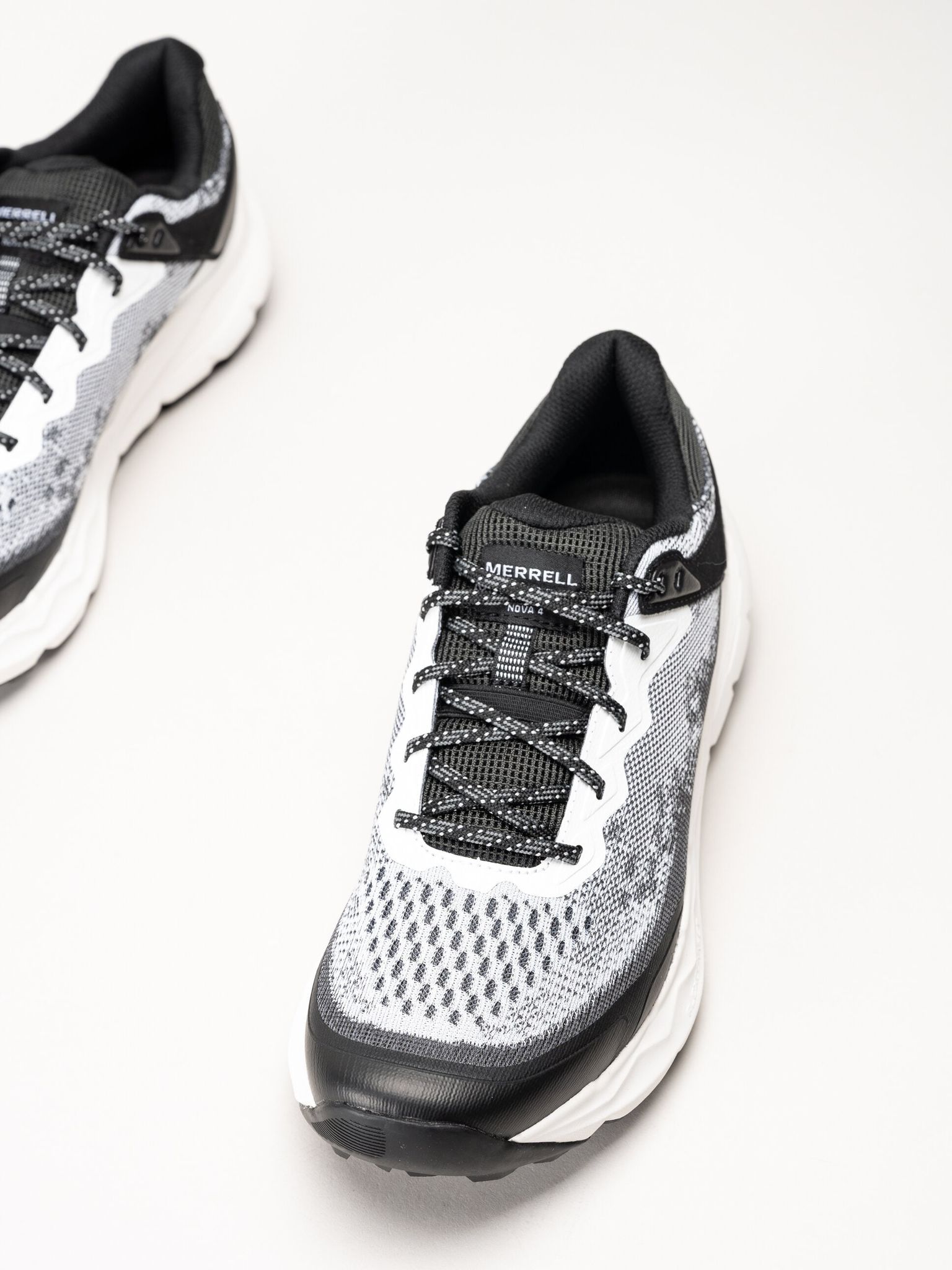 Merrell - Nova 4 - Svartvita sneakers i mesh