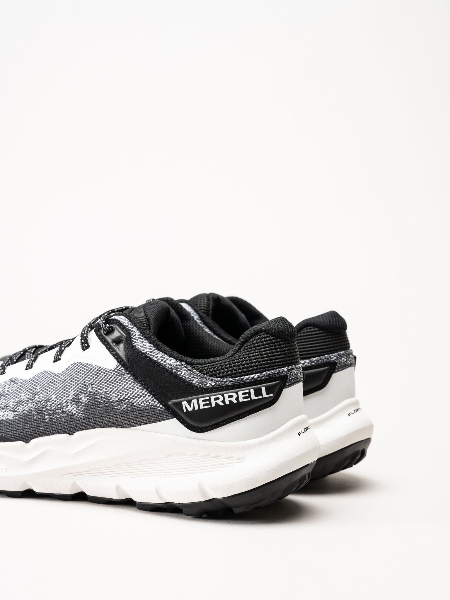 Merrell - Nova 4 - Svartvita sneakers i mesh