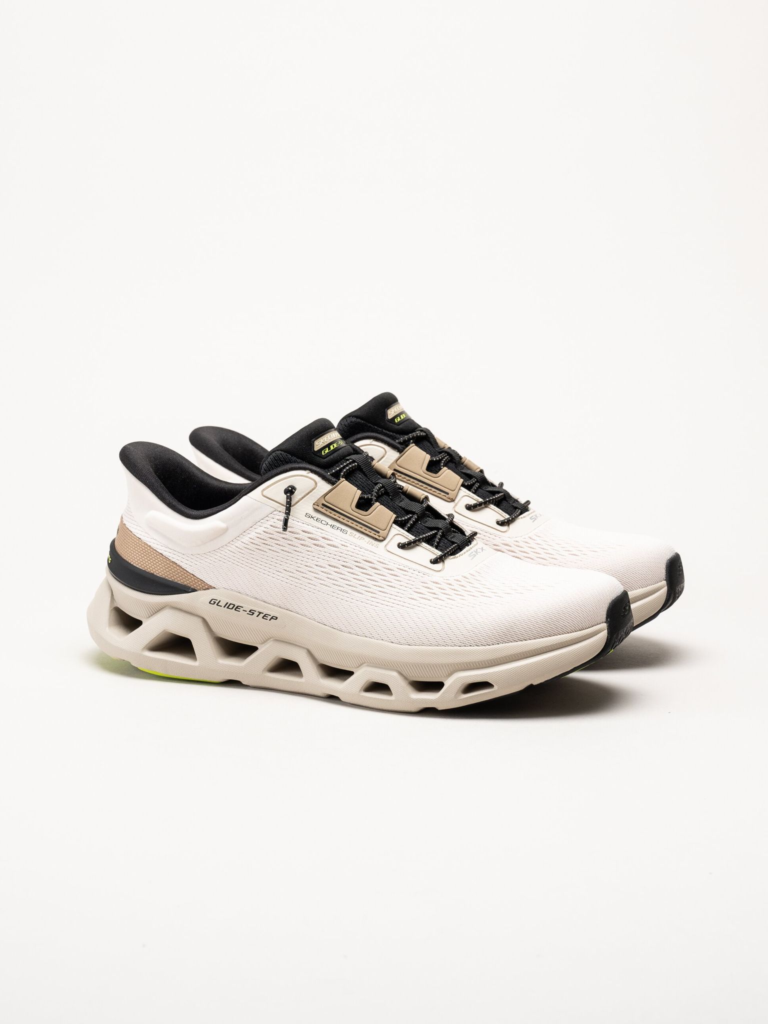 Skechers - Glide Step Altus - Beige slip-ins sneakers i mesh