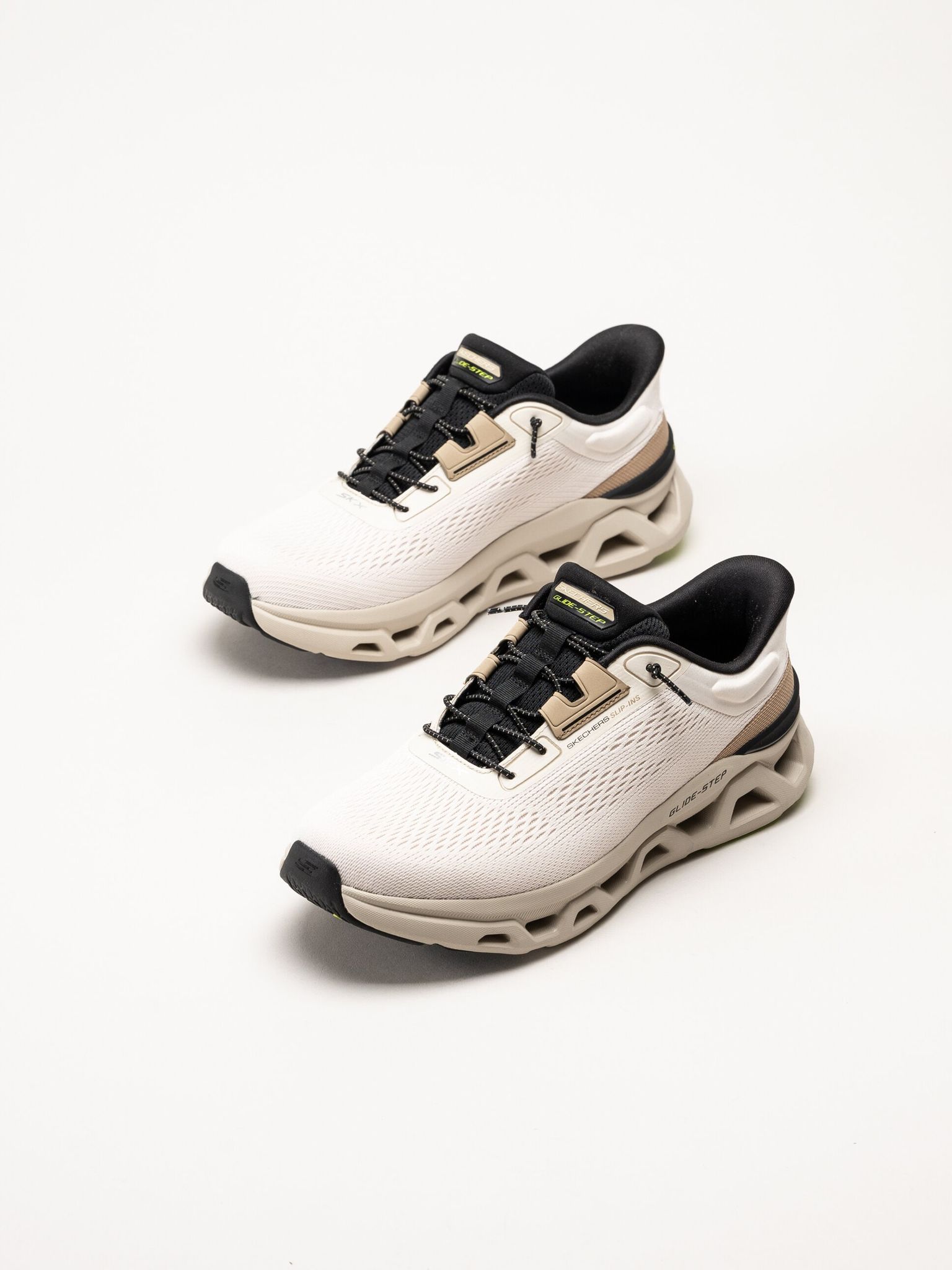 Skechers - Glide Step Altus - Beige slip-ins sneakers i mesh