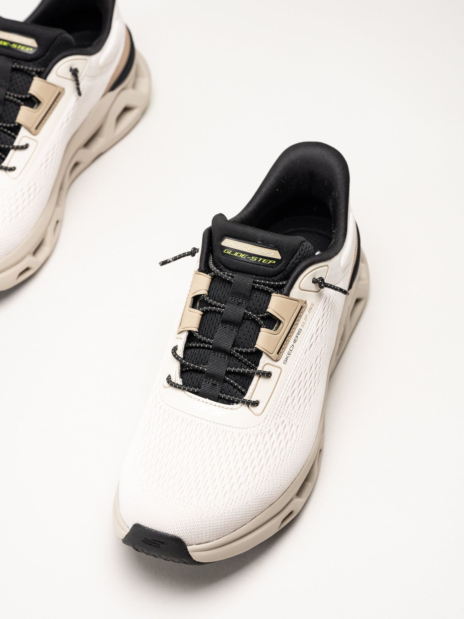 Skechers - Glide Step Altus - Beige slip-ins sneakers i mesh