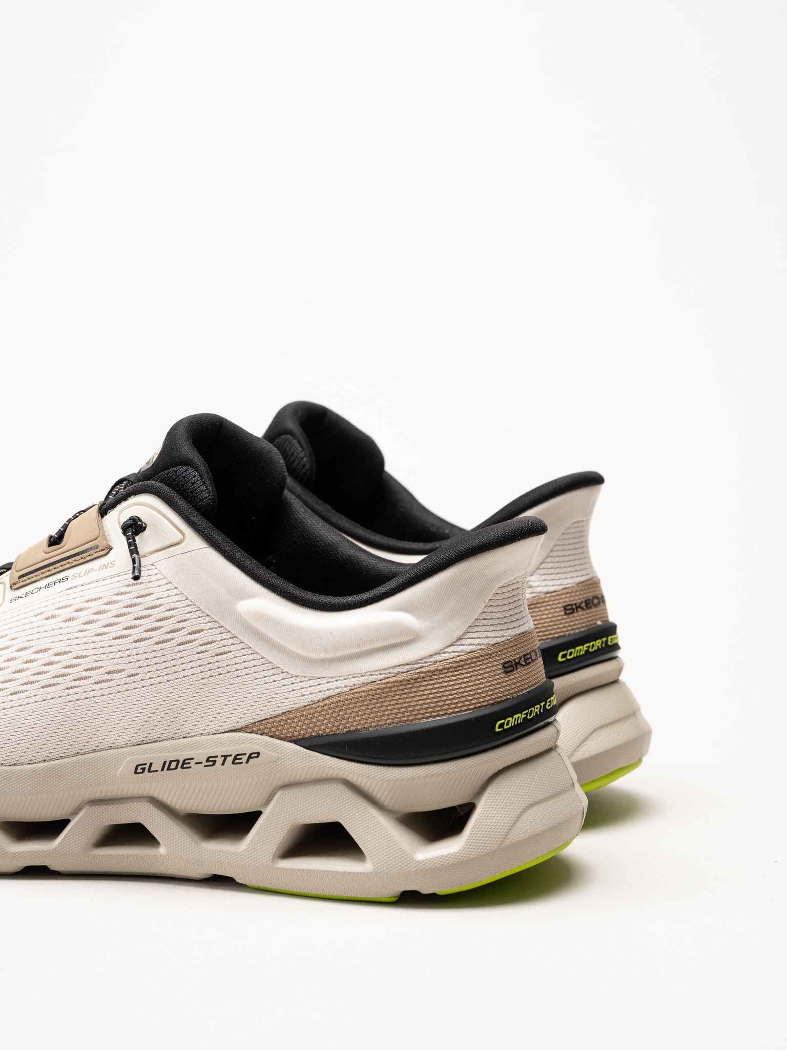 Skechers - Glide Step Altus - Beige slip-ins sneakers i mesh