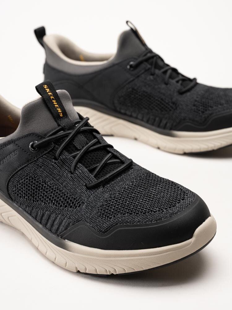 Skechers - Relaxed fit - Svarta slip-ins sneakers i mesh