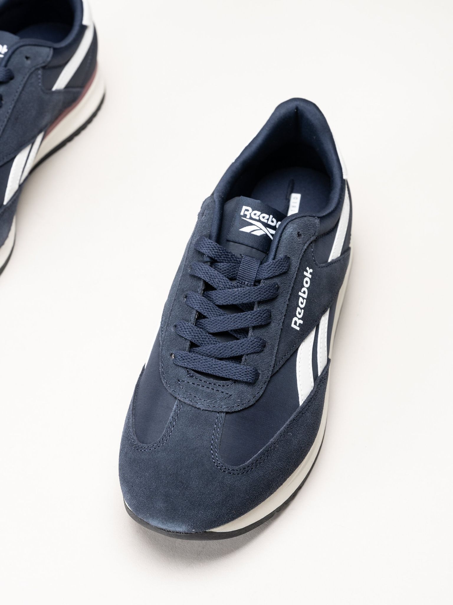Reebok - World 70 - Mörkblå sneakers i mocka  och textil