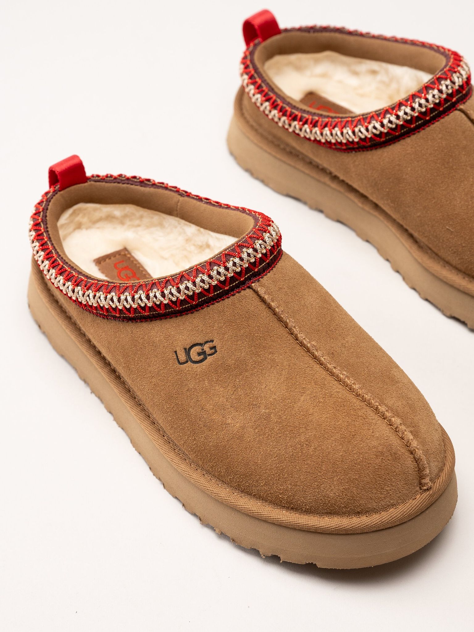 UGG - K Tazz - Ljusbruna fårskinnsfodrade tofflor i mocka