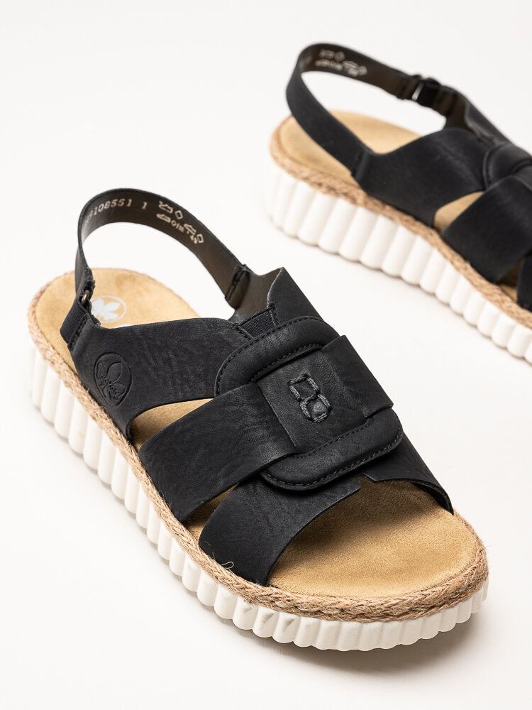 Svarta sandaler i skinnimitation