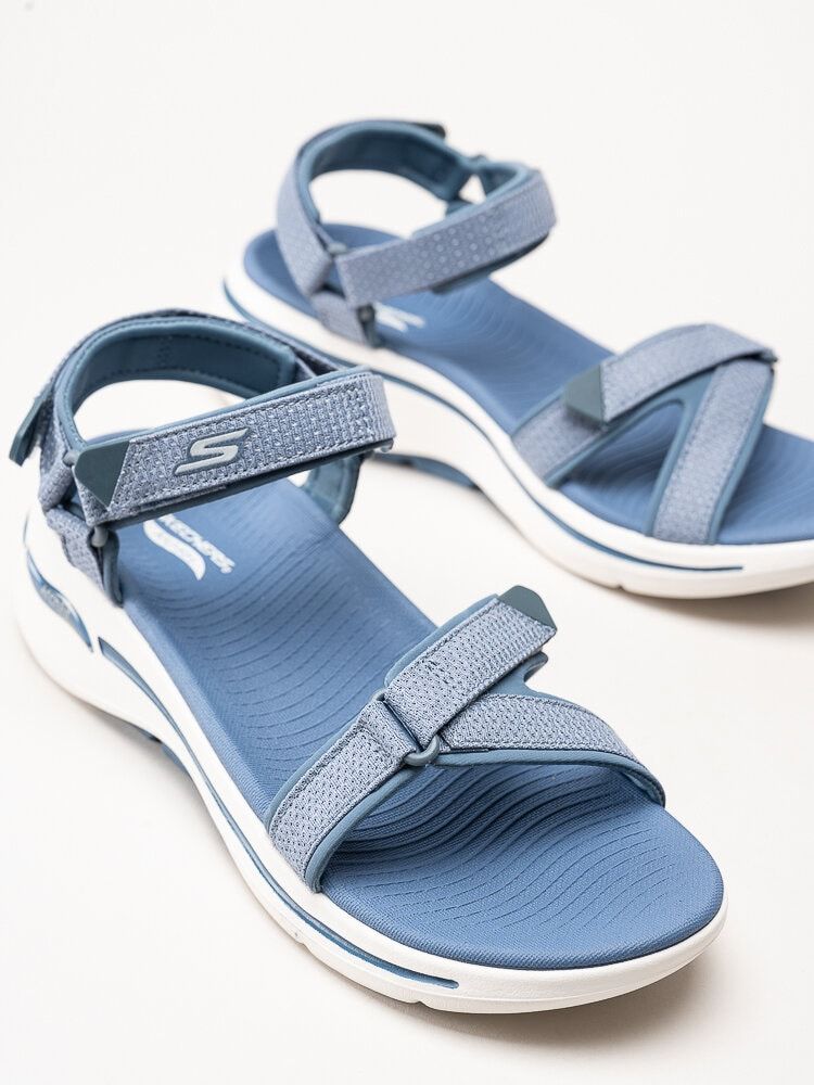 Skechers - GoWalk Arch Fit Sandal - Ljusblå sportiga sandaler i textil