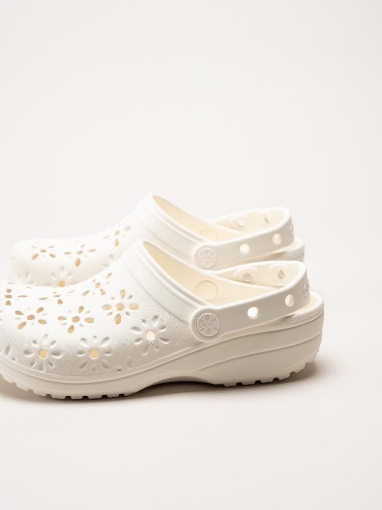 Crocs - Classic Floral Cut Out Clog - Vita badtofflor