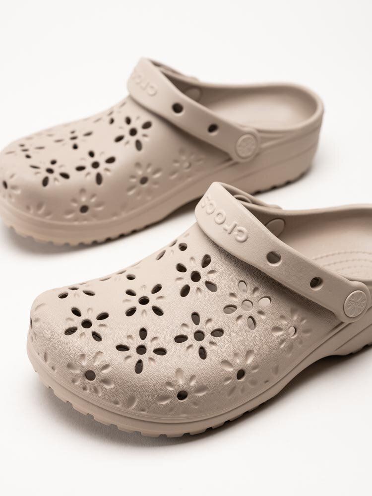 Crocs - Classic Floral Cut Out Clog - Bruna badtofflor