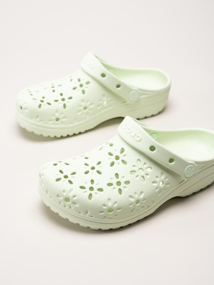 Crocs - Classic Floral Cut Out Clog - Gröna badtofflor