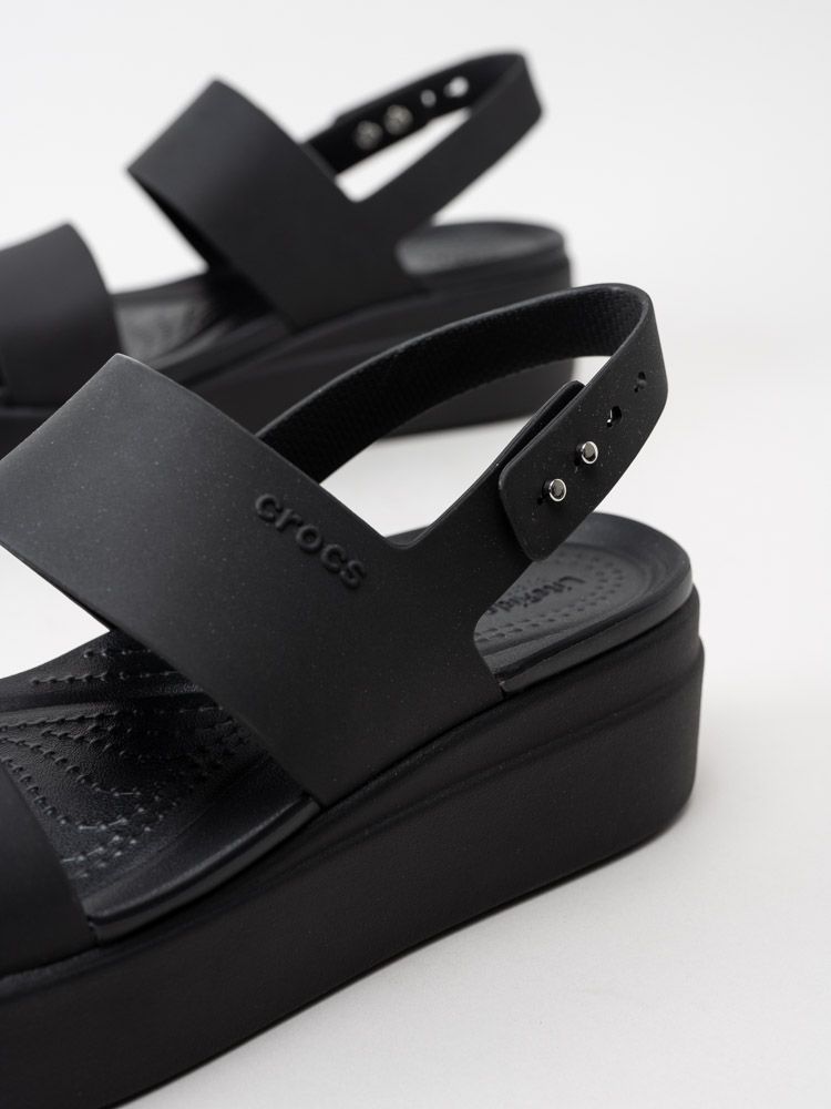 Crocs - Brooklyn Low Wedge - Svarta platåsandaler