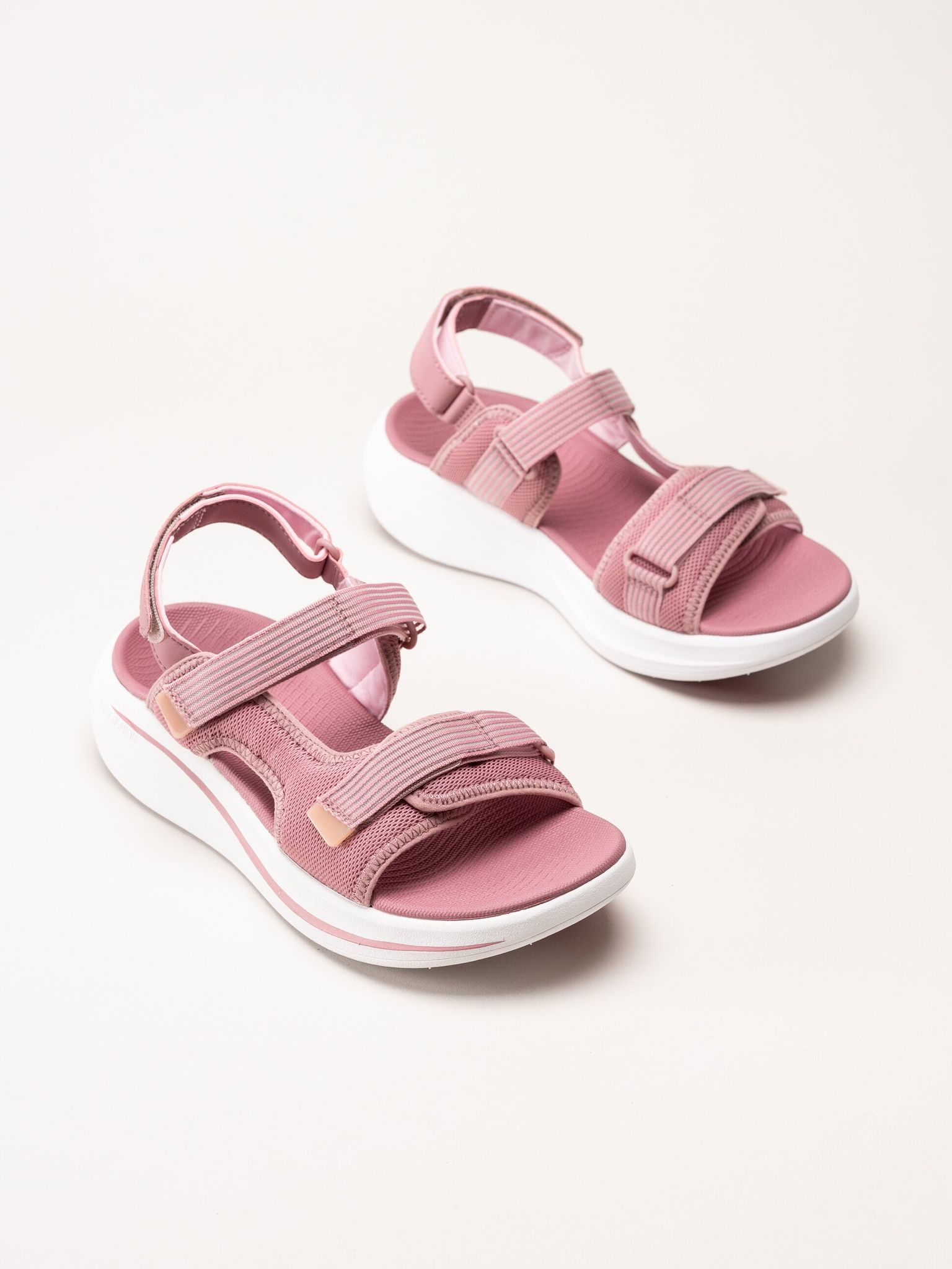 Skechers - Max Cushioning Essential - Rosa sportiga sandaler