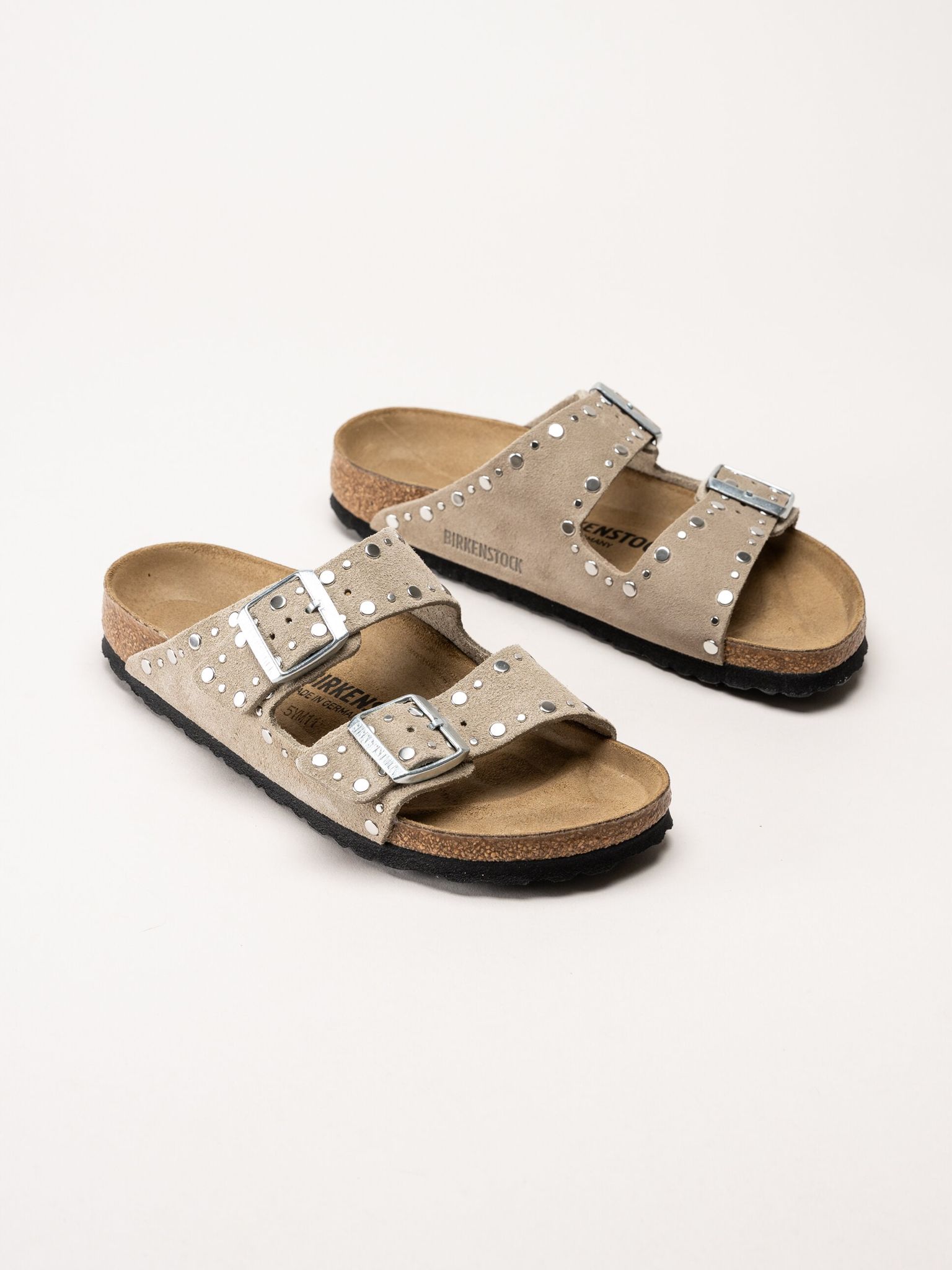 Birkenstock - Arizona Rivet Border - Beige slip in sandaler i mocka med nitar