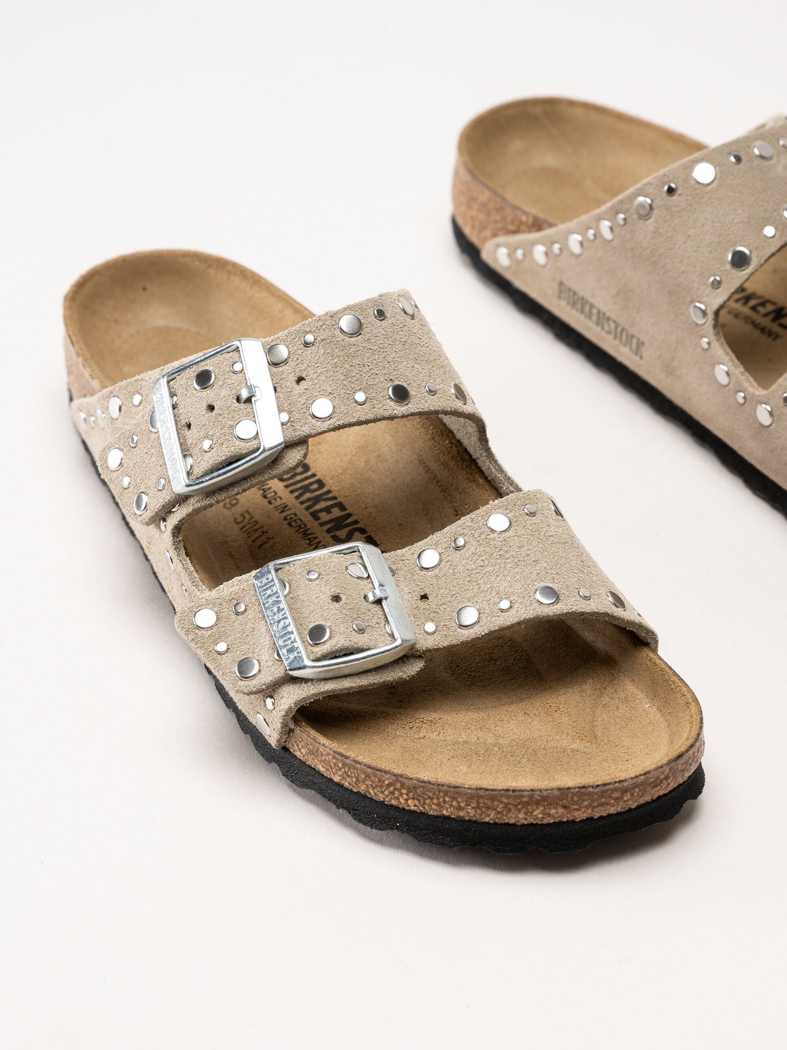 Birkenstock - Arizona Rivet Border - Beige slip in sandaler i mocka med nitar