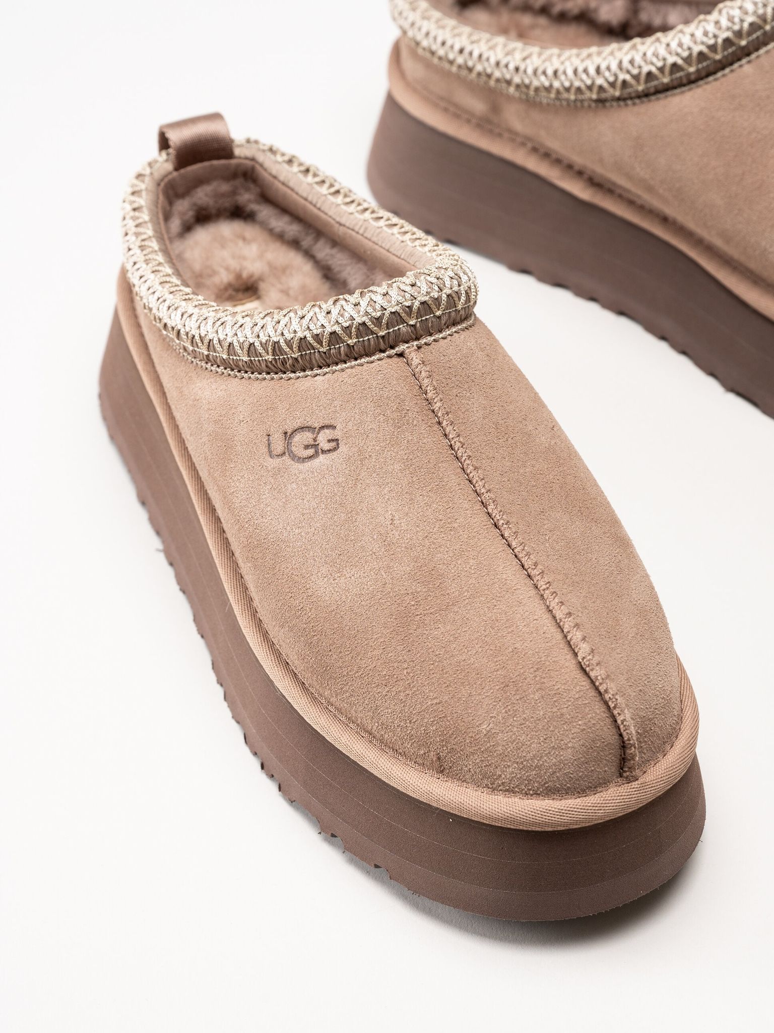 UGG - W Tazz II - Bruna fårskinnsfodrade tofflor i mocka