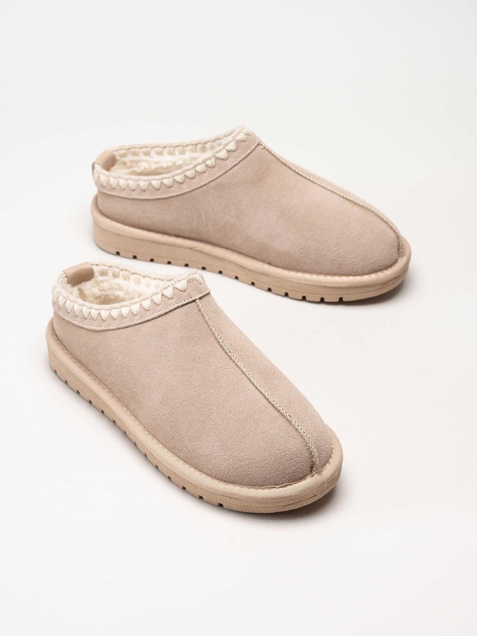 Duffy - Beige varmfodrade tofflor i mocka